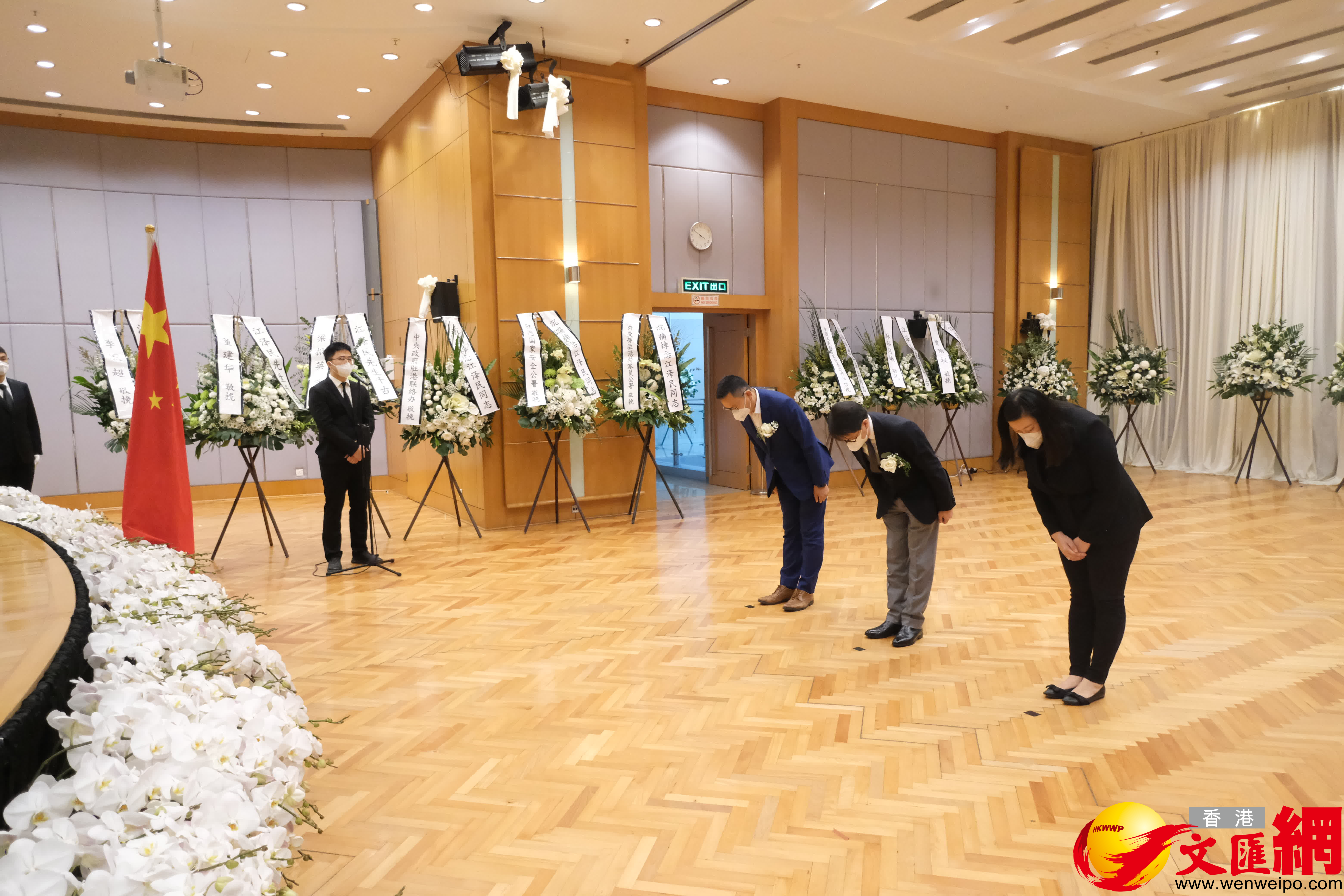 香港各界人士到中聯辦弔唁前國家主席江澤民。（大公文匯全媒體記者麥鈞傑 攝）
