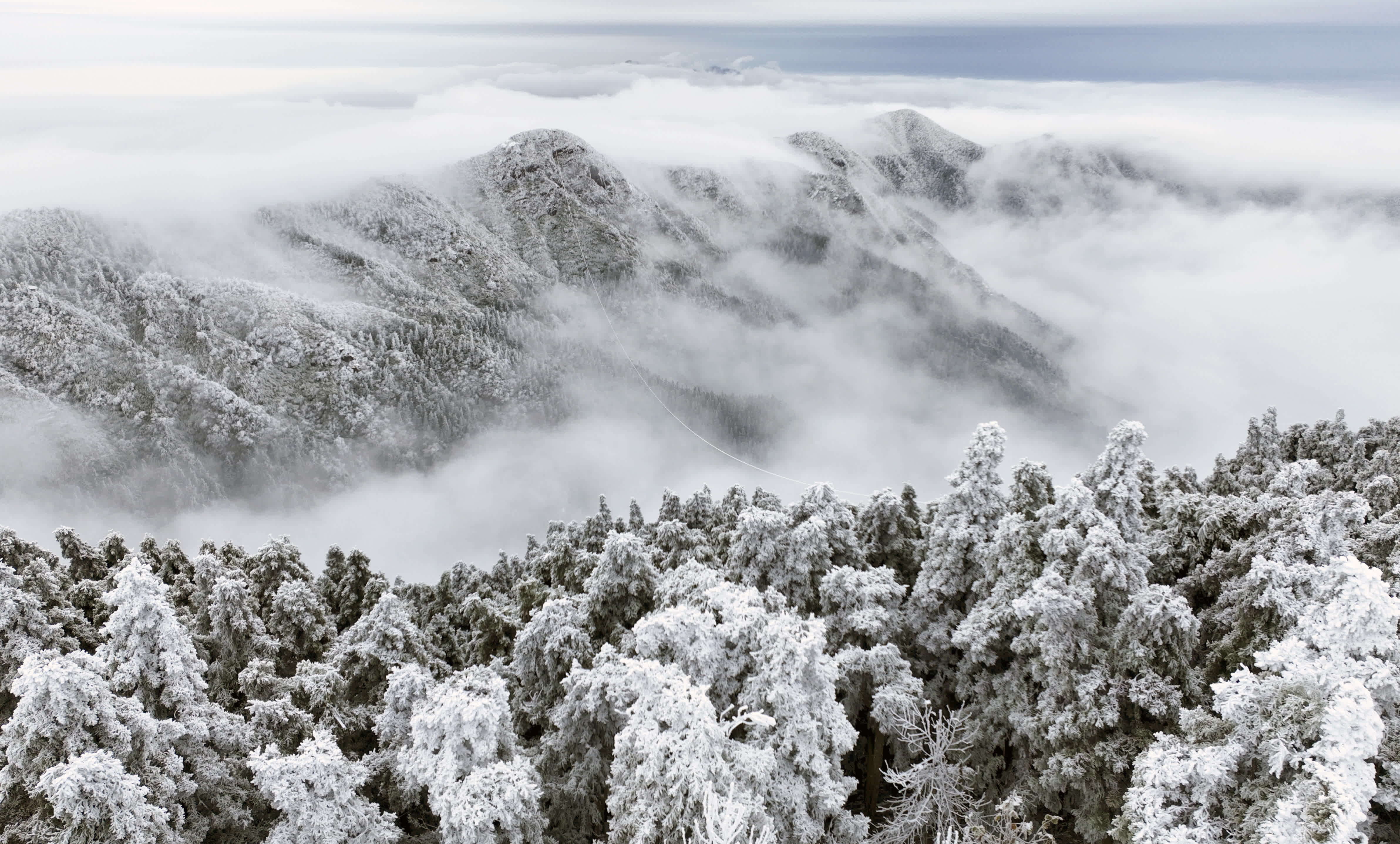 這是12月2日拍攝的雪後南嶽衡山（無人機照片）。（新華社）
