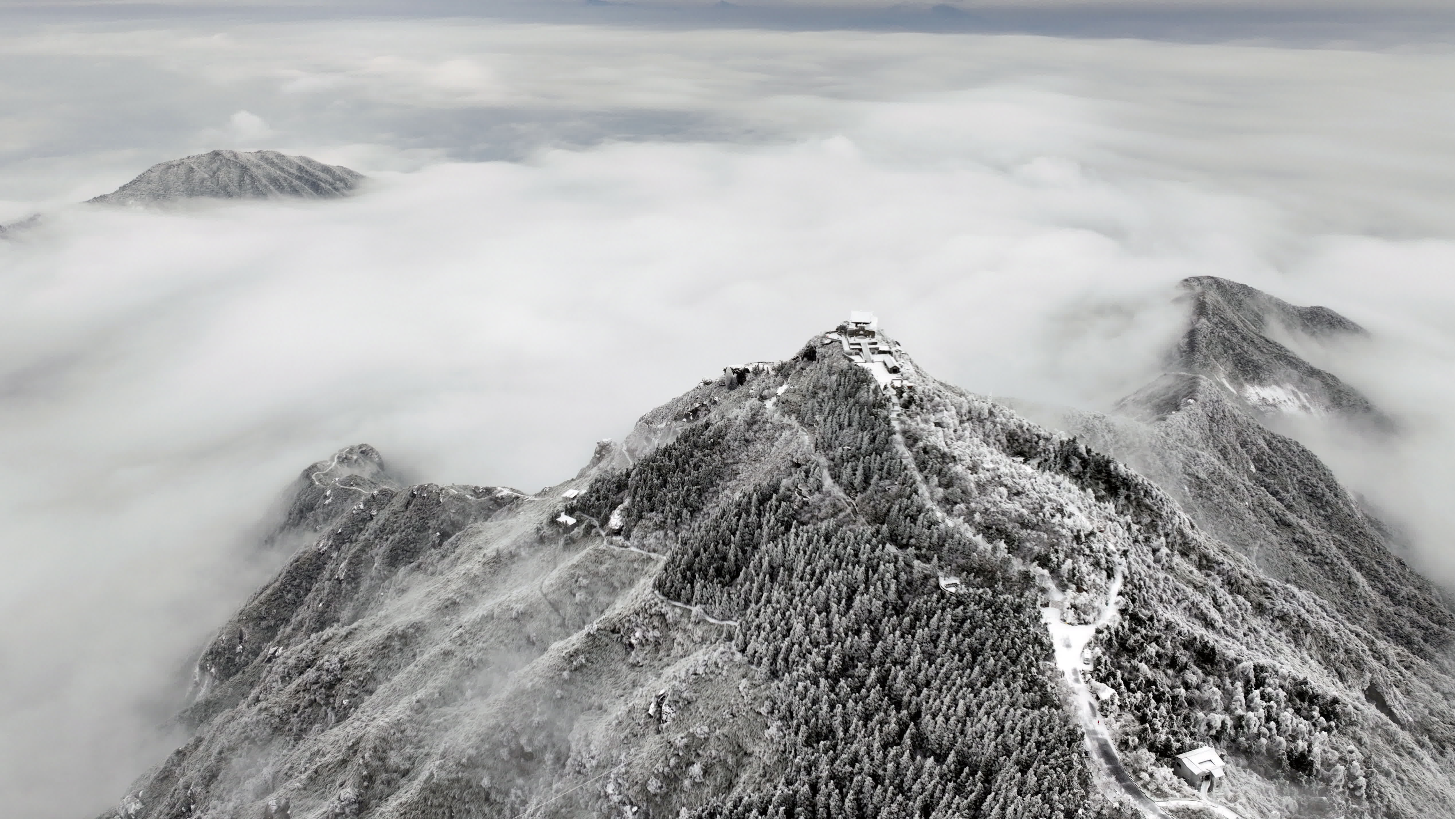 這是12月2日拍攝的雪後南嶽衡山（無人機照片）。（新華社）