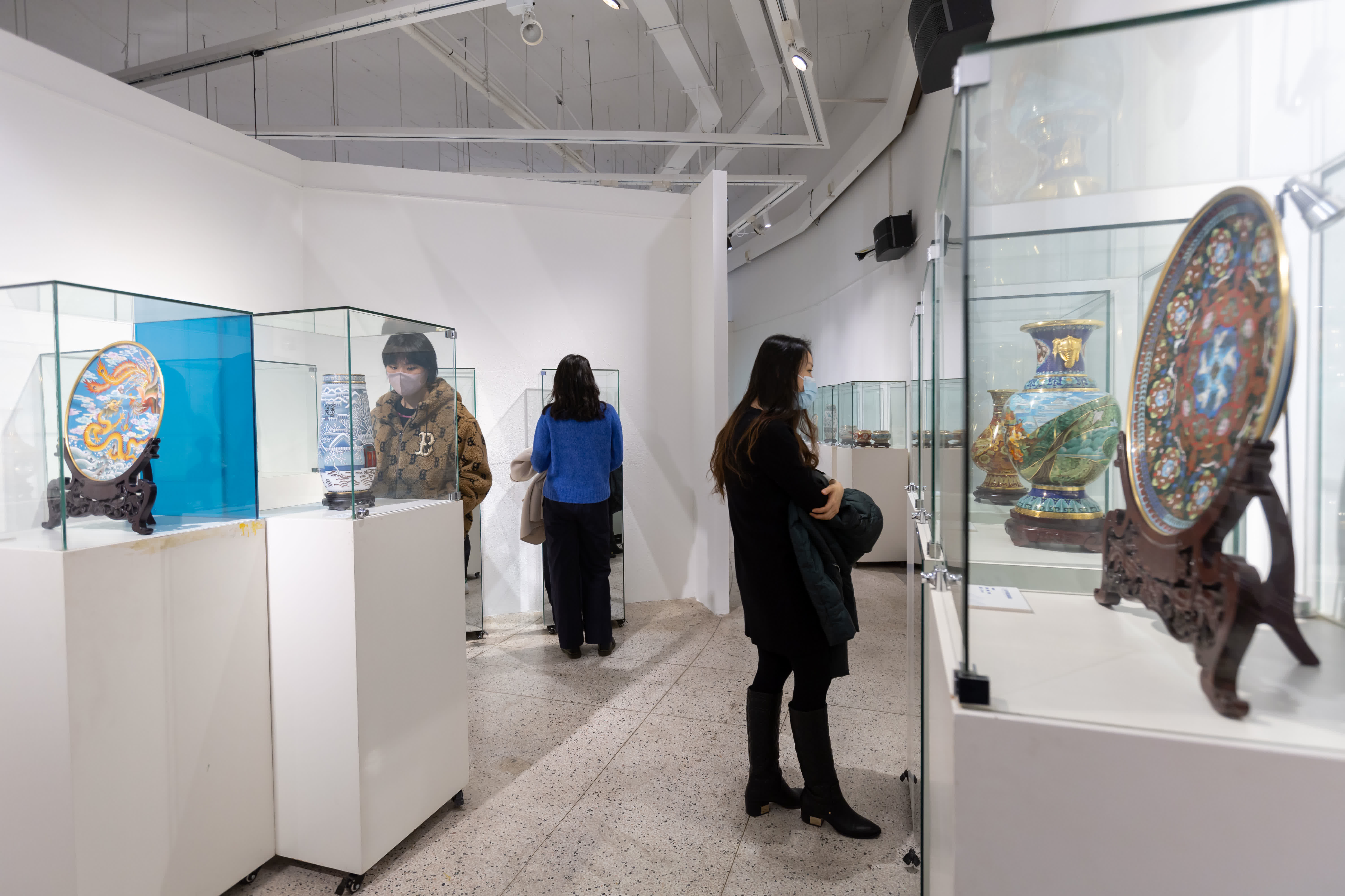12月3日，觀眾在上海藝術品博物館觀看景泰藍展品。（新華社）