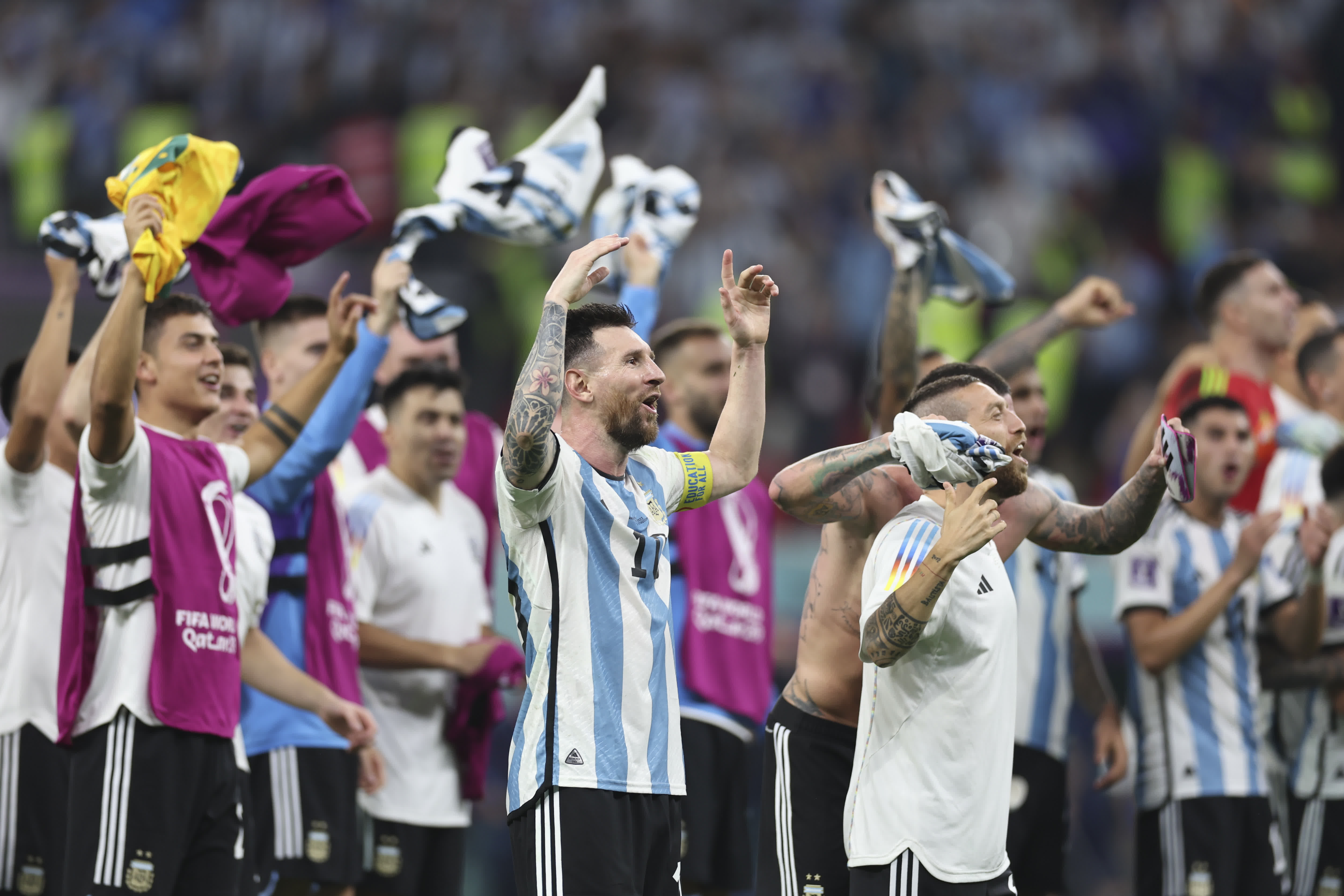 12月3日，阿根廷隊球員梅西（中）等在賽後慶祝勝利。（新華社）