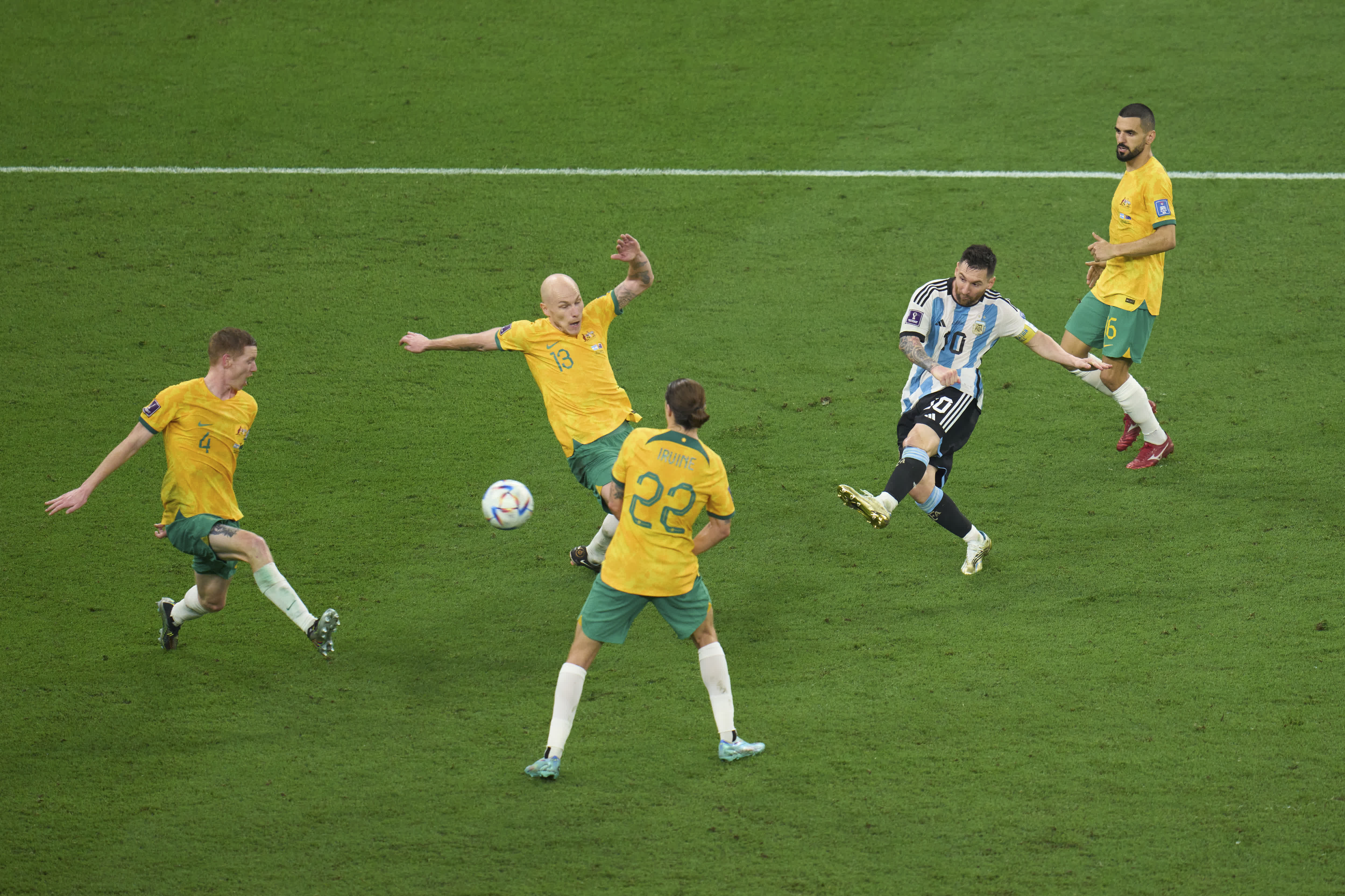 12月3日，阿根廷隊球員梅西（右）在比賽中射門。（新華社）