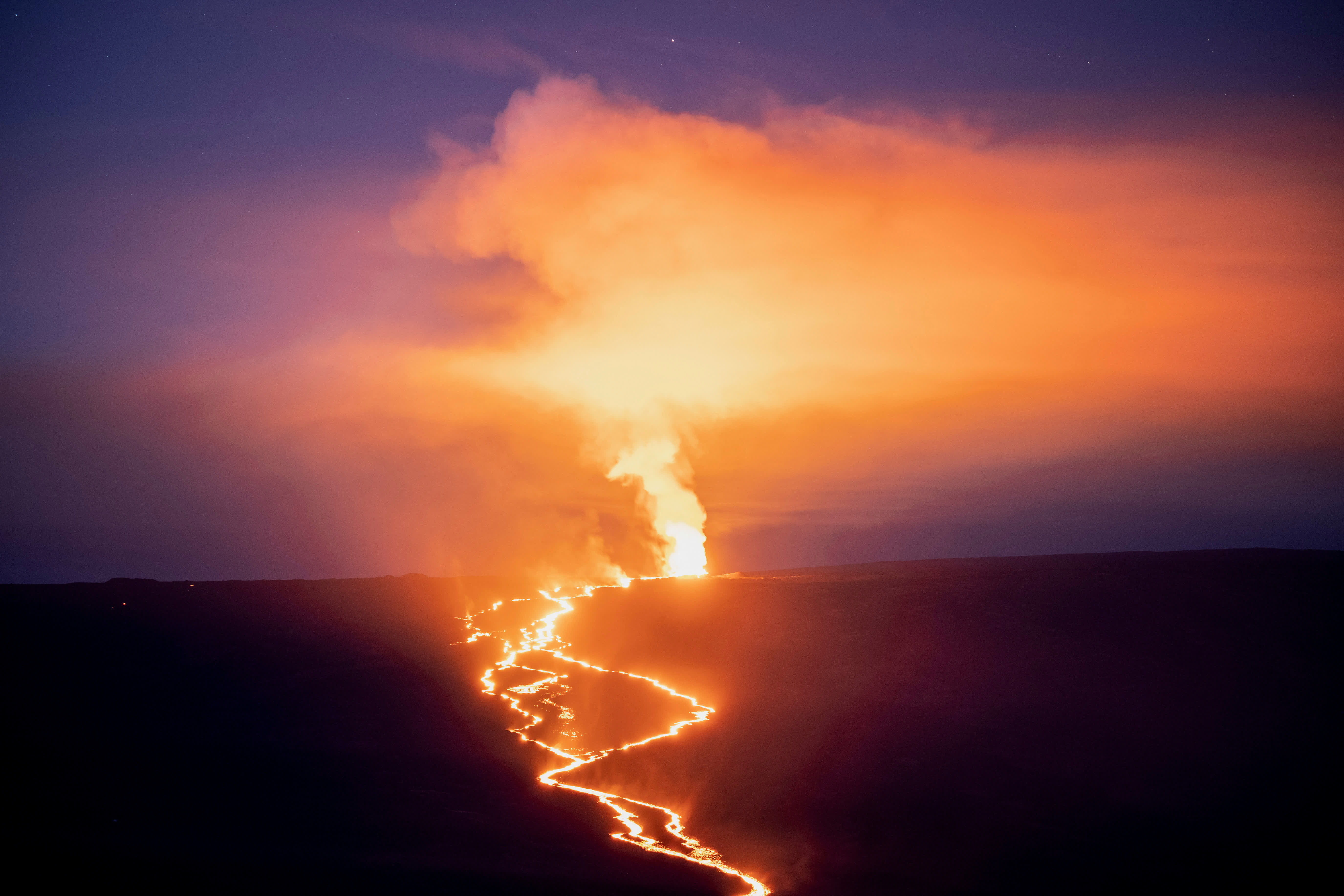 美國夏威夷莫納羅亞火山自當地時間11月27日開始噴發，截至目前尚無減弱跡象。（路透社）
