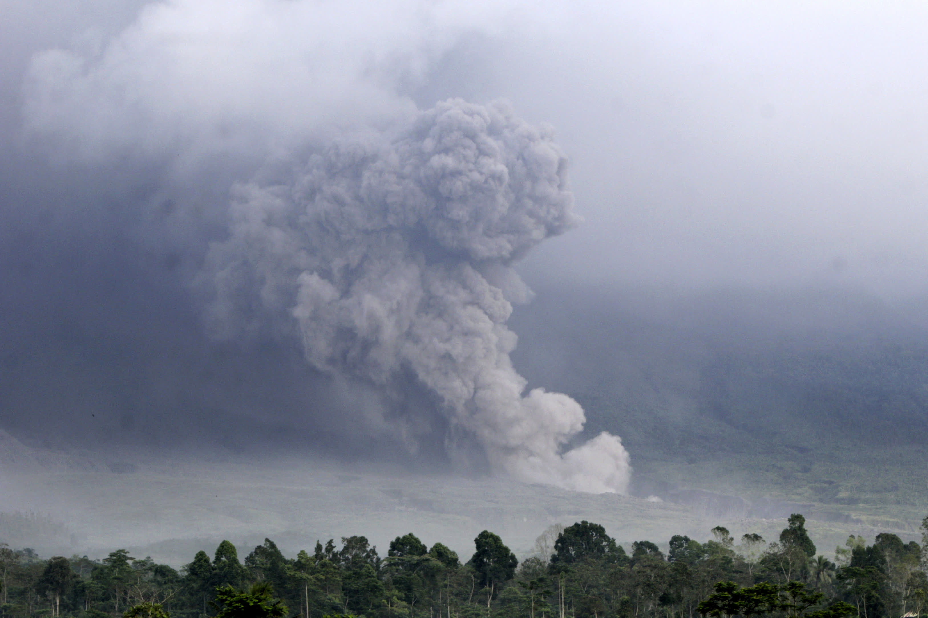 當地時間12月4日2時46分，位於印尼東爪哇省的塞梅魯火山開始劇烈噴發。（美聯社）