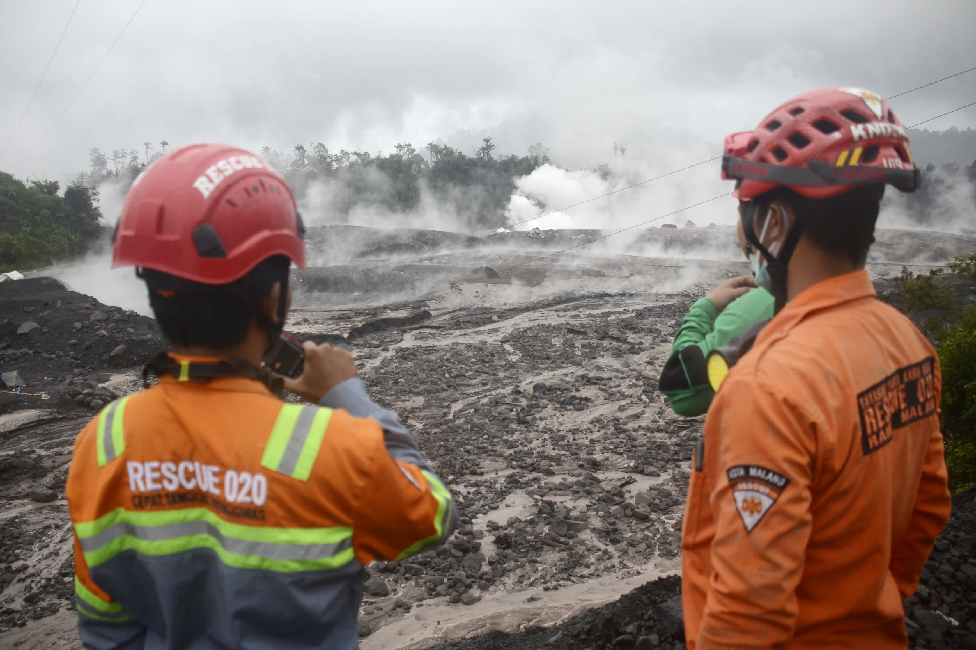 救援人員查看塞梅魯火山噴發後的受影響區域。（美聯社）