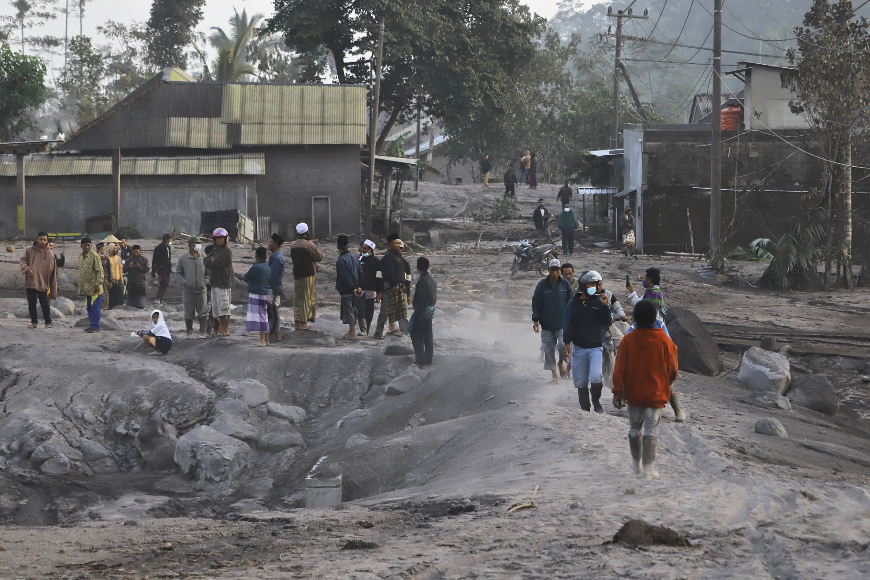 當地居民查看被火山灰覆蓋的村莊。（美聯社）