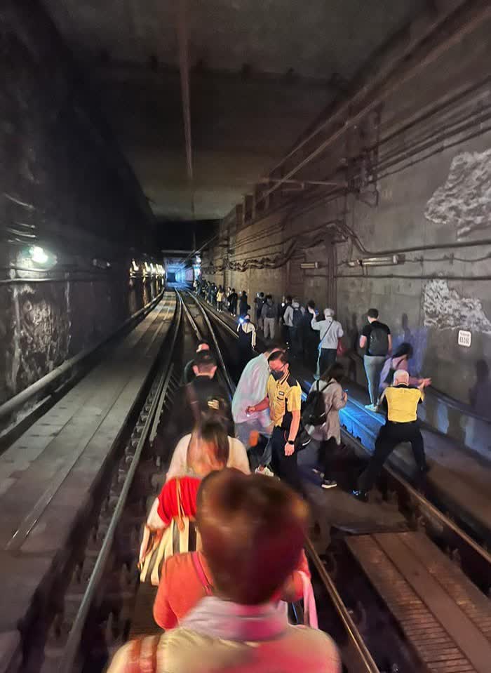 港鐵將軍澳綫列車機件故障致車站關閉　1500人沿隧道離開