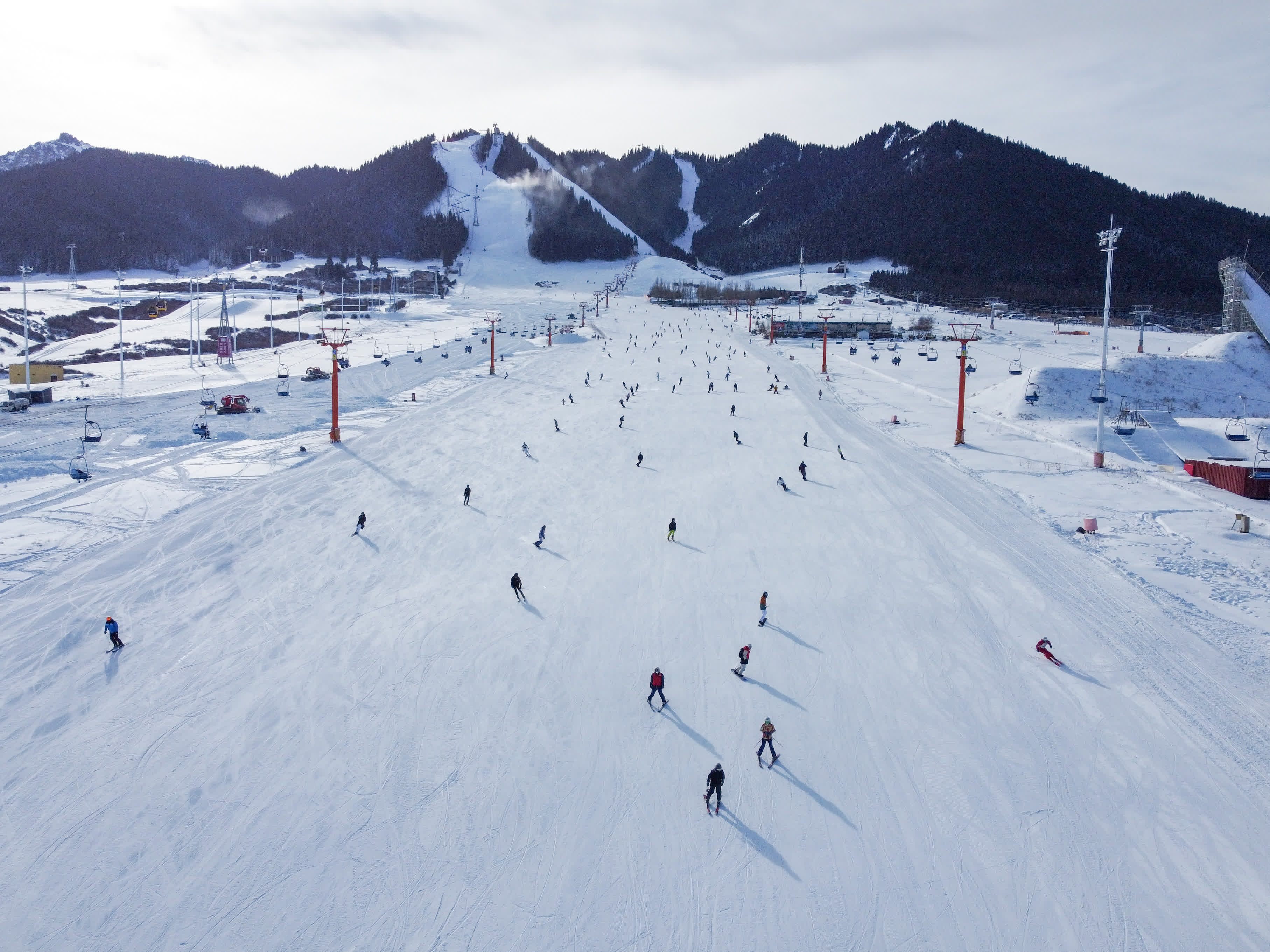 在新疆絲綢之路國際度假區滑雪場，滑雪愛好者在滑雪（無人機照片）。（新華社）