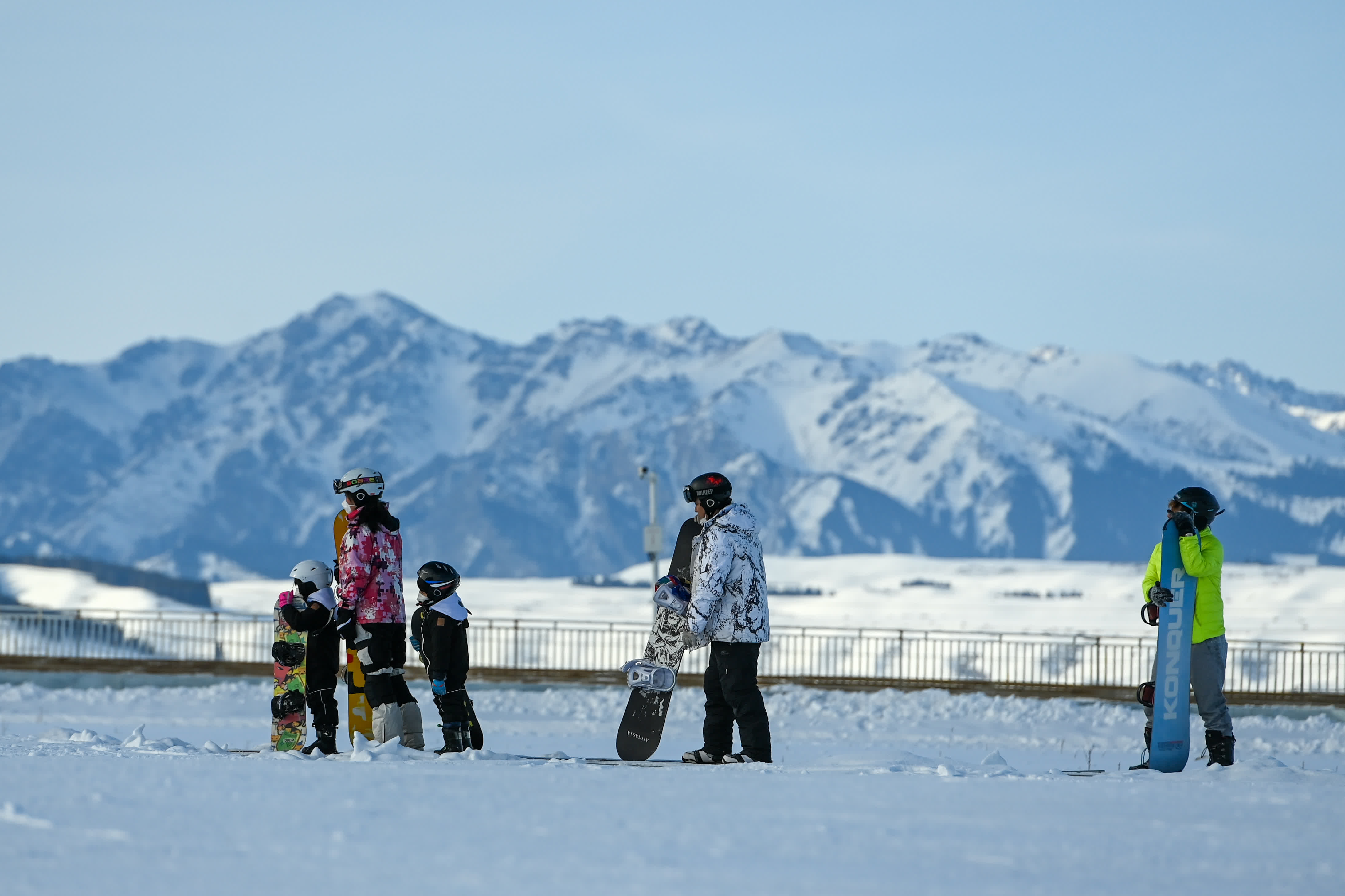 在新疆絲綢之路國際度假區滑雪場，滑雪愛好者乘坐「魔毯」前往雪道頂端。（新華社）