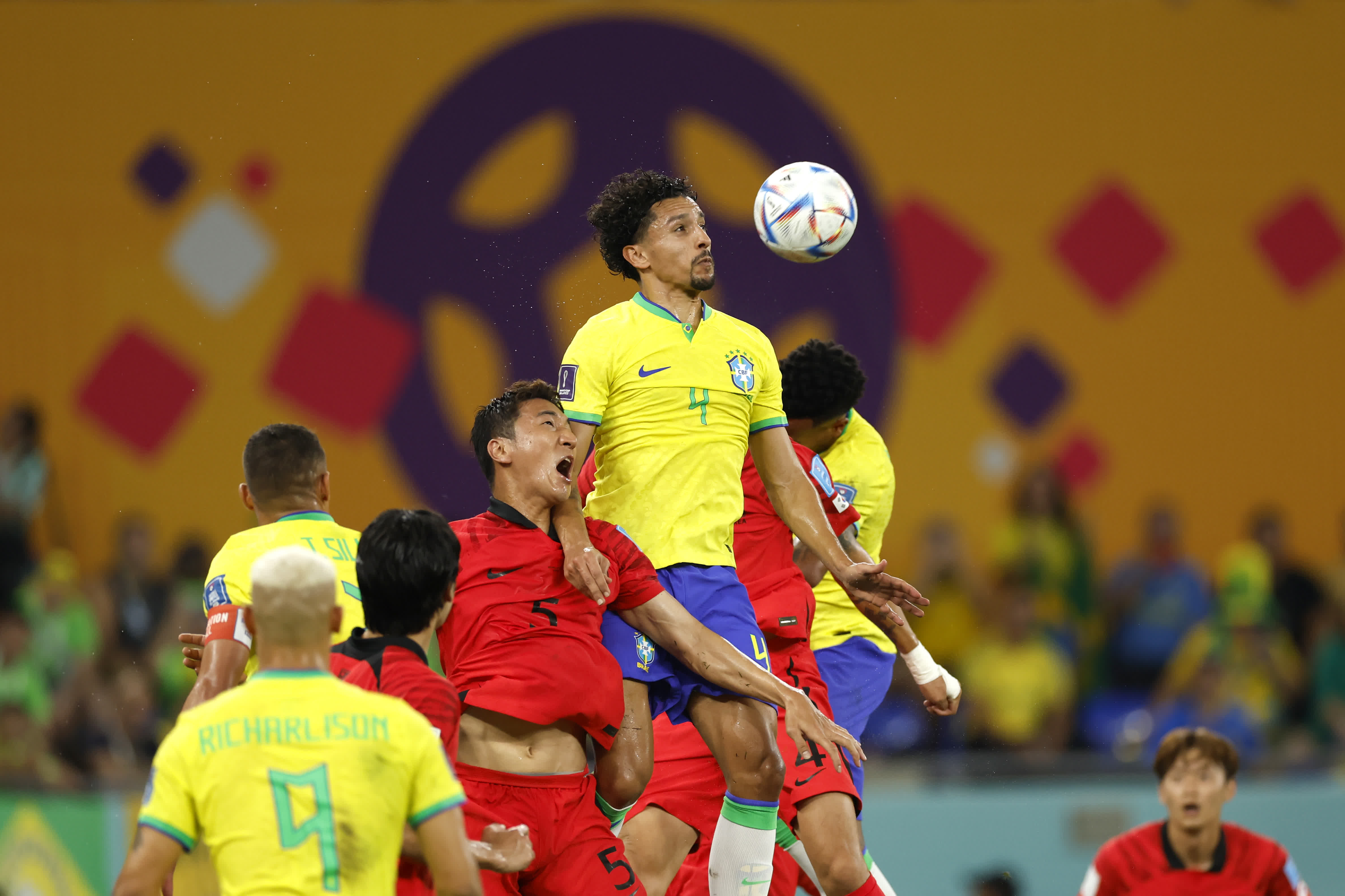 圖為巴西隊球員馬爾基尼奧斯（上）爭搶頭球。 （中新社）