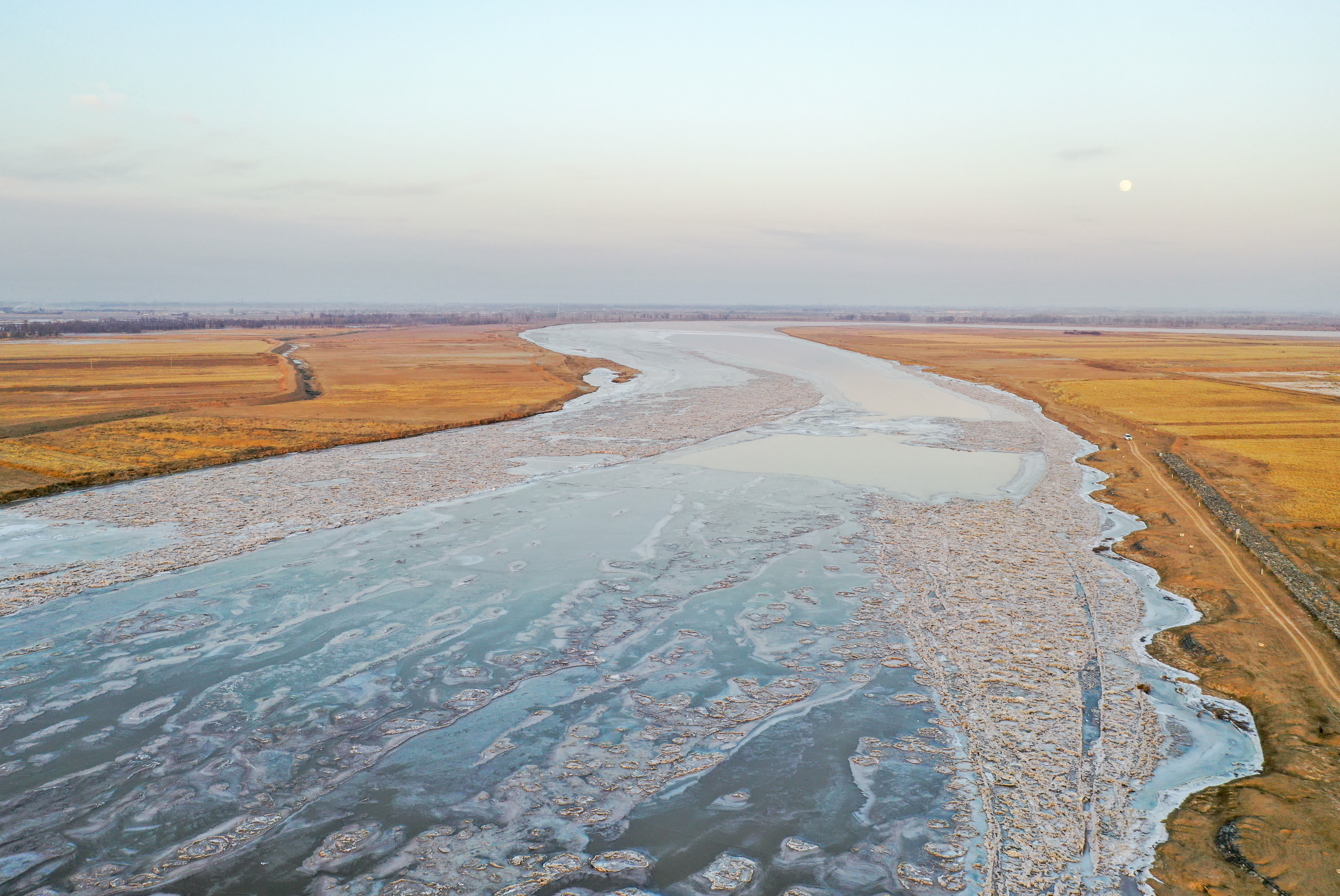 12月7日拍攝的內蒙古鄂爾多斯市達拉特旗冰封黃河景象。（新華社）