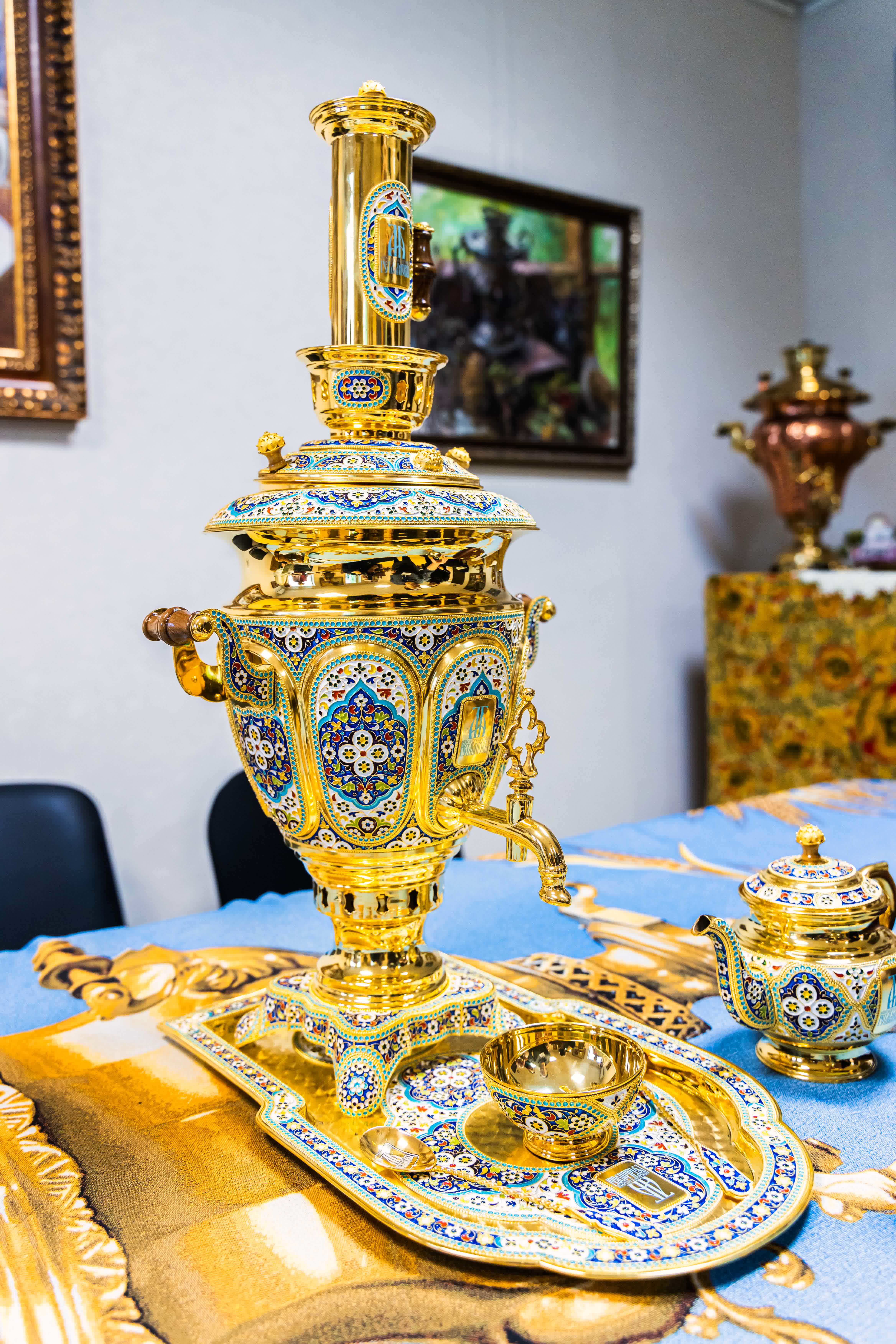 這是12月9日在俄羅斯符拉迪沃斯托克茶炊文化博物館拍攝的琺瑯工藝茶炊。（新華社）