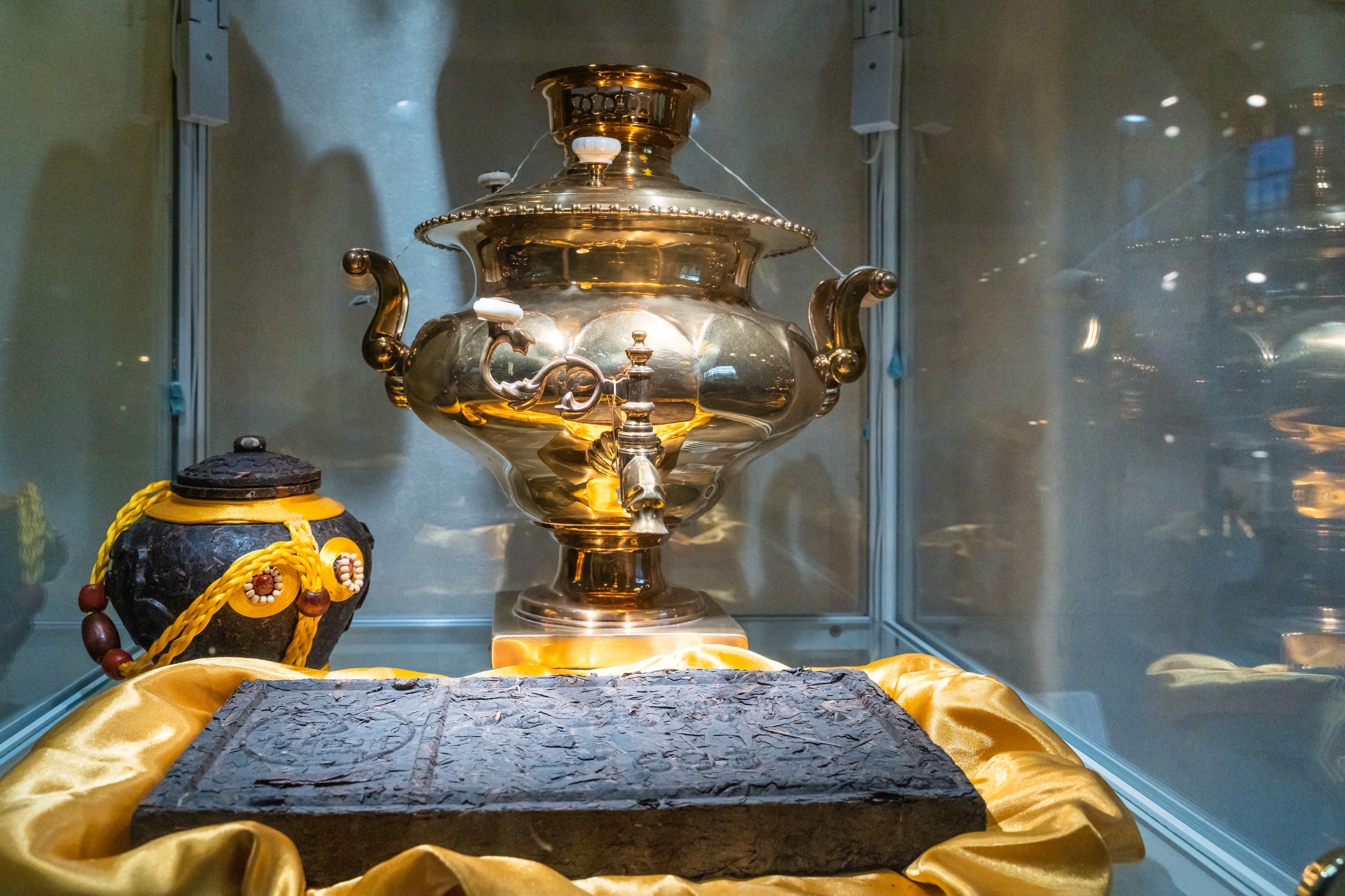 這是12月9日在俄羅斯符拉迪沃斯托克茶炊文化博物館拍攝的19世紀茶炊。（新華社）