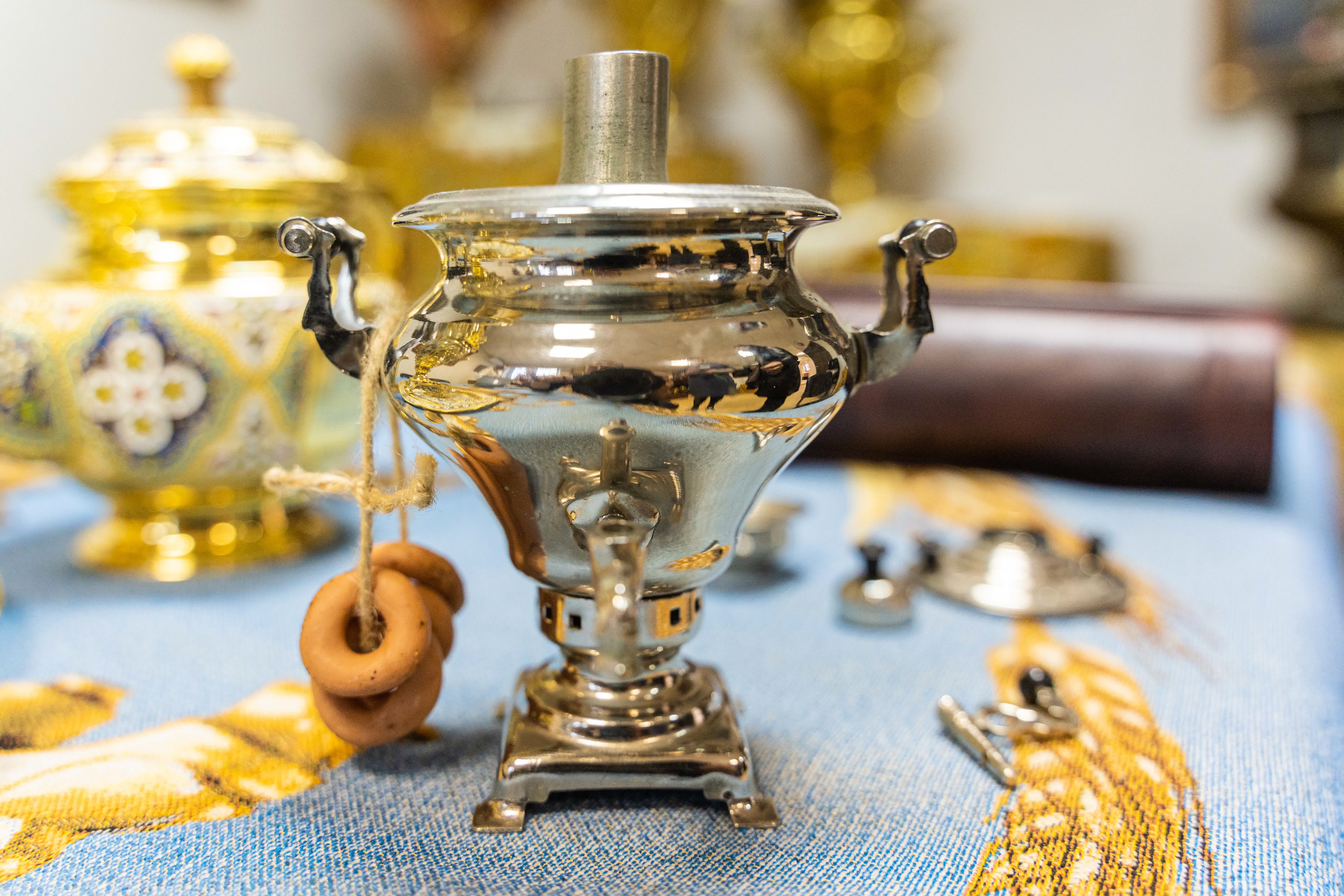 這是12月9日在俄羅斯符拉迪沃斯托克茶炊文化博物館拍攝的俄羅斯文豪托爾斯泰生前所用茶炊的微縮複製品。（新華社）