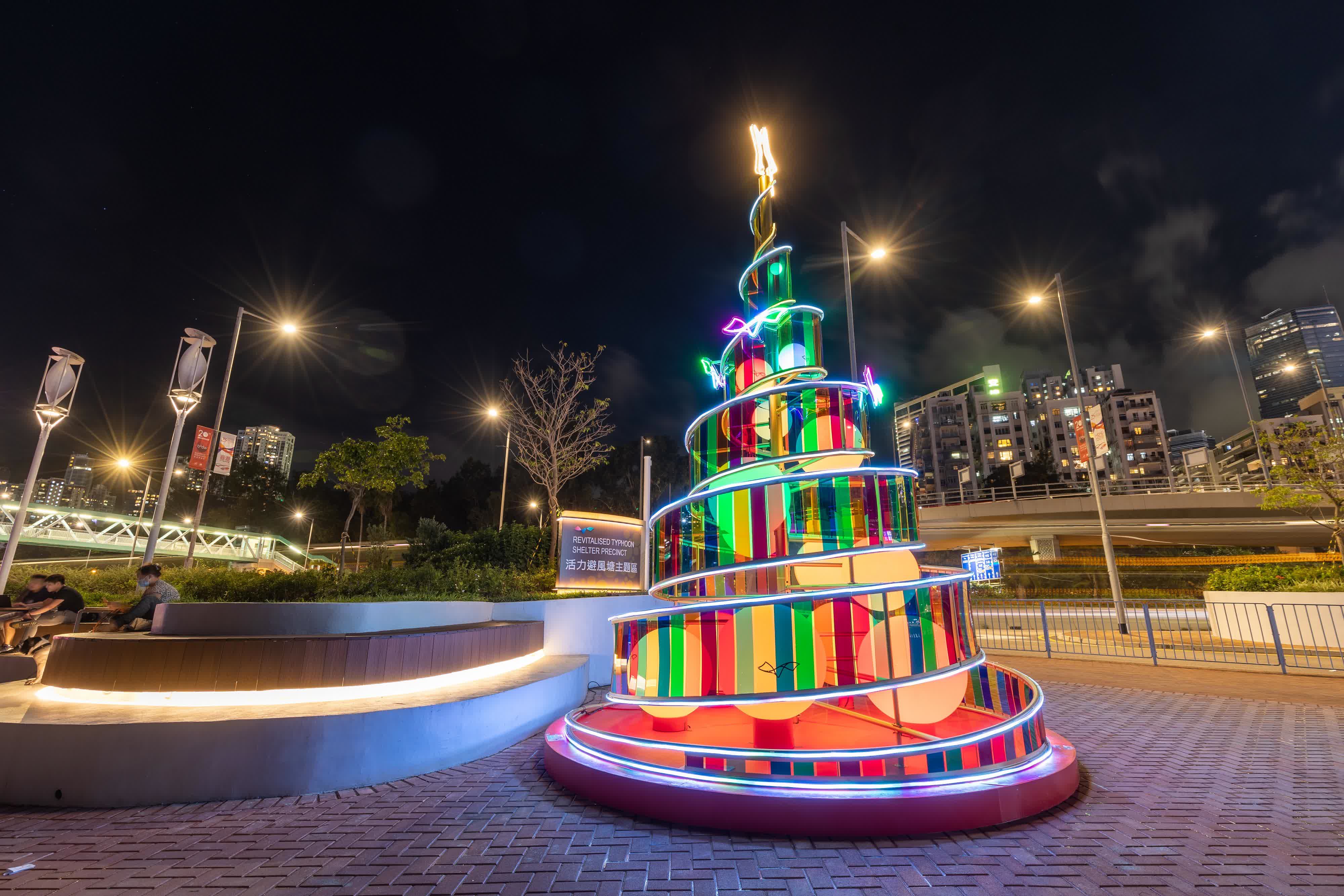 圖示位於銅鑼灣「活力避風塘主題區」以絲帶舞為主題的聖誕樹。（政府新聞處）