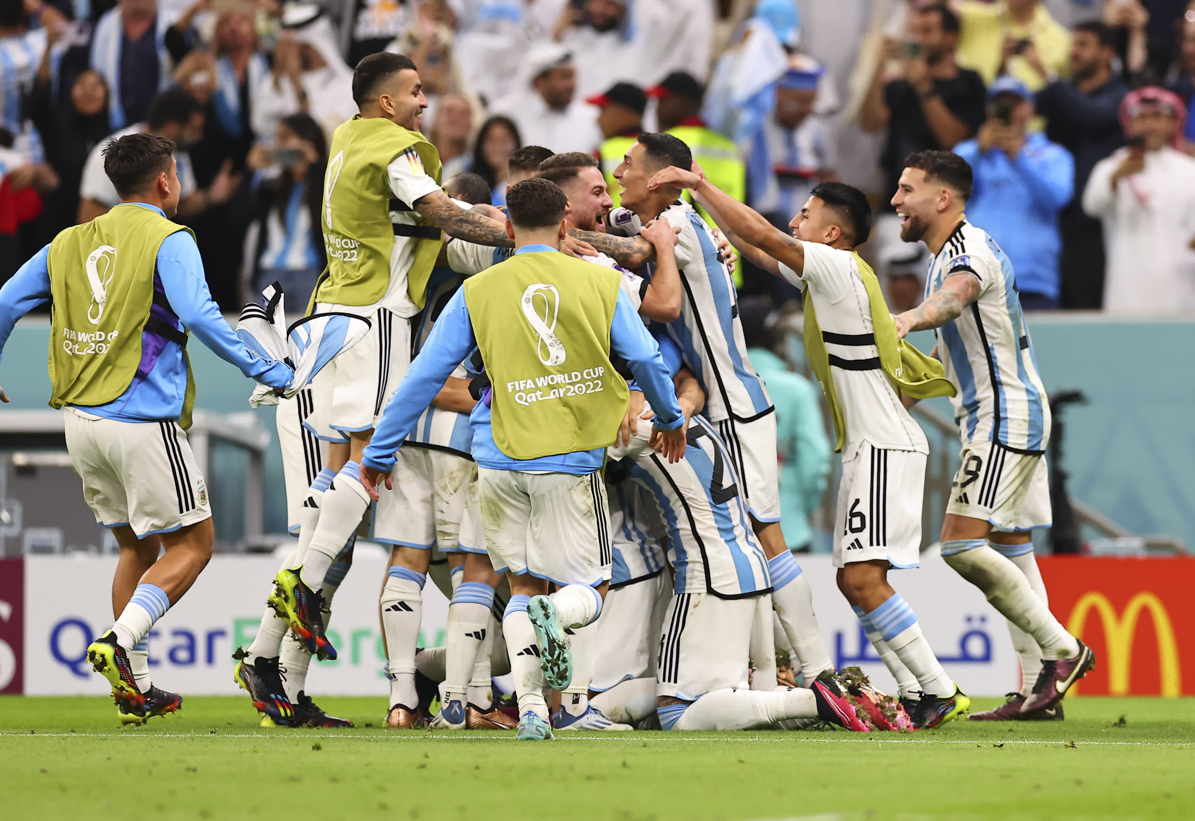 12月9日，阿根廷隊球員在比賽後慶祝勝利。（新華社）