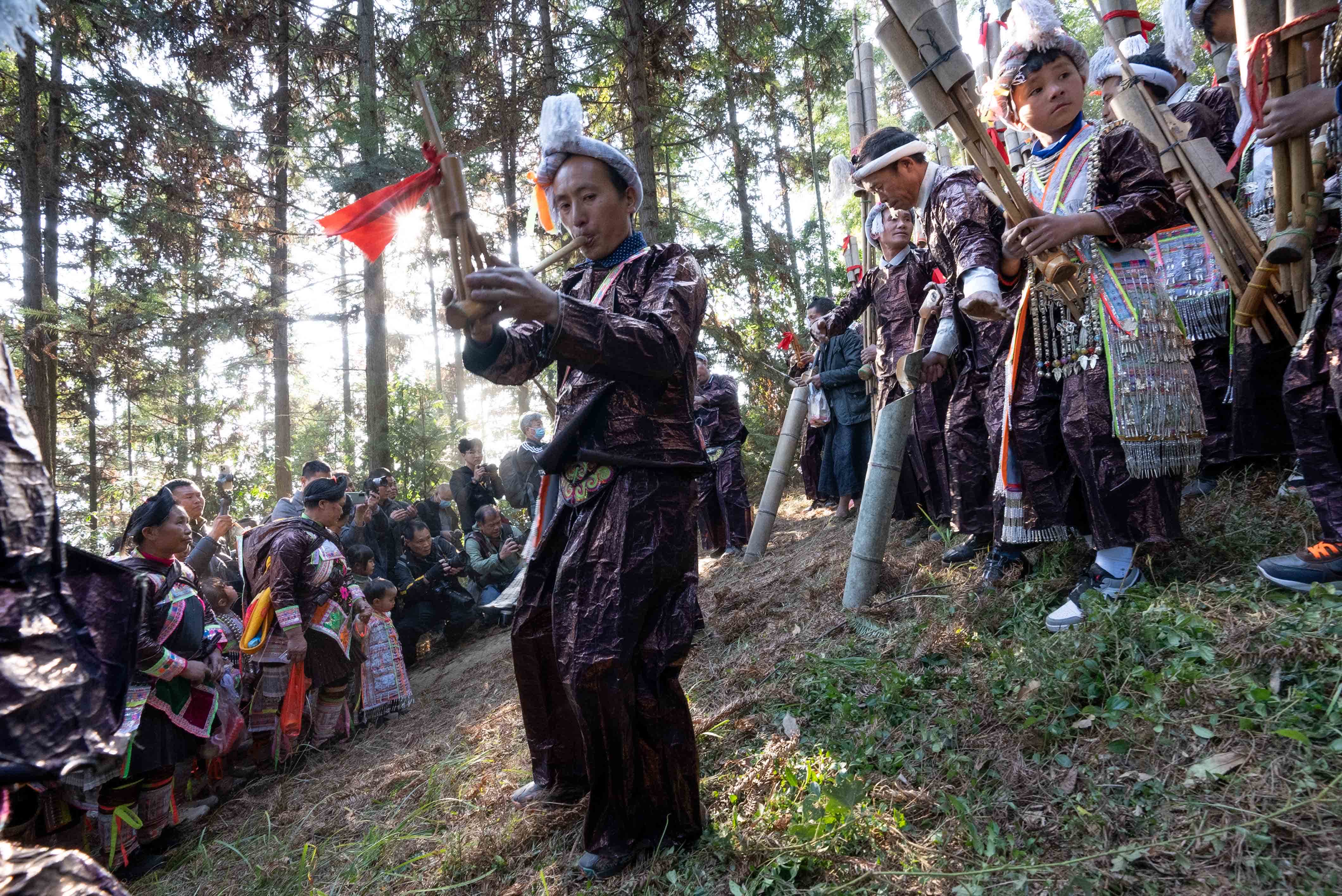 12月12日，在貴州省從江縣岜沙村，村民歡度蘆笙節。（新華社）