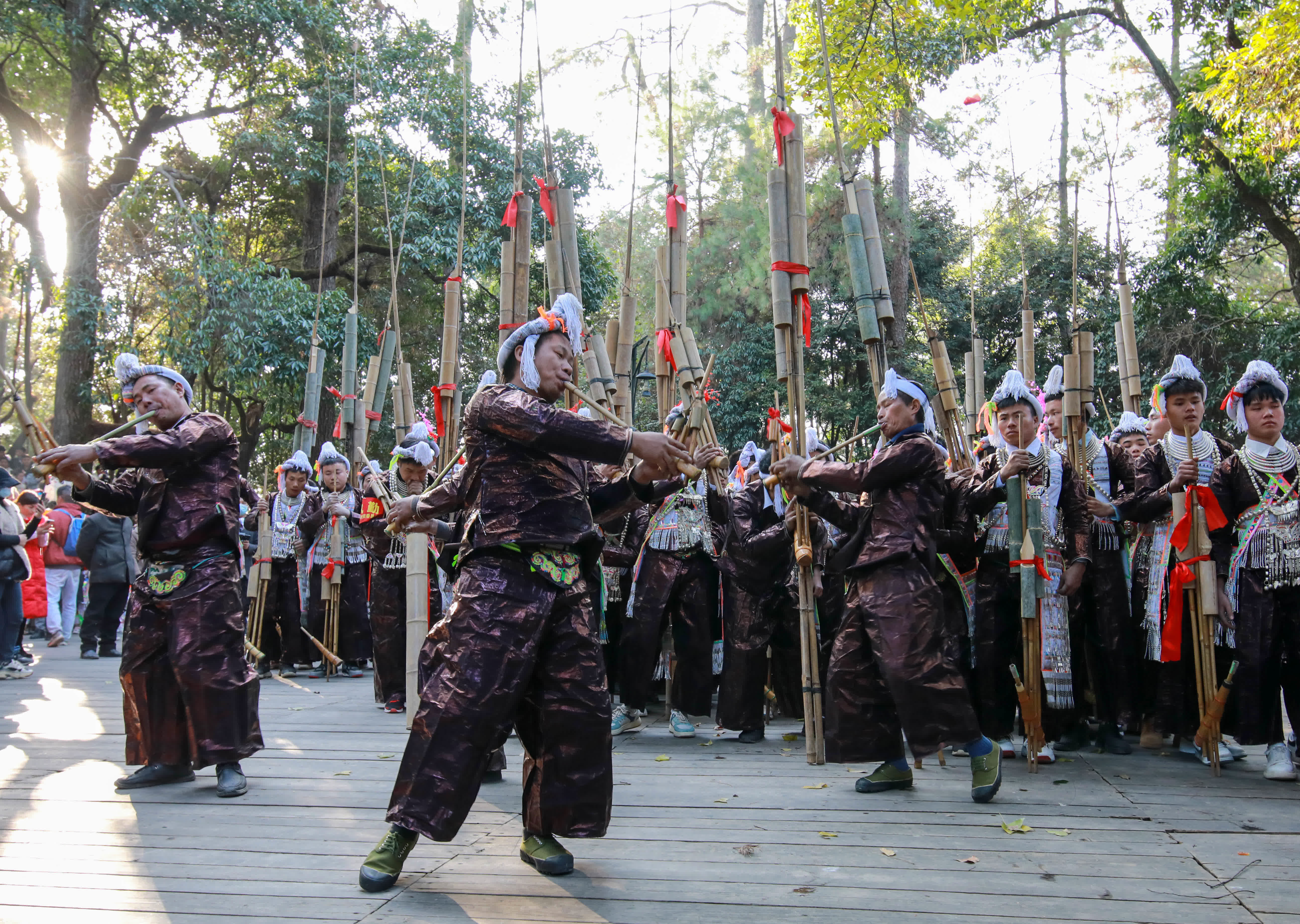 12月12日，在貴州省從江縣岜沙村，村民歡度蘆笙節。（新華社）