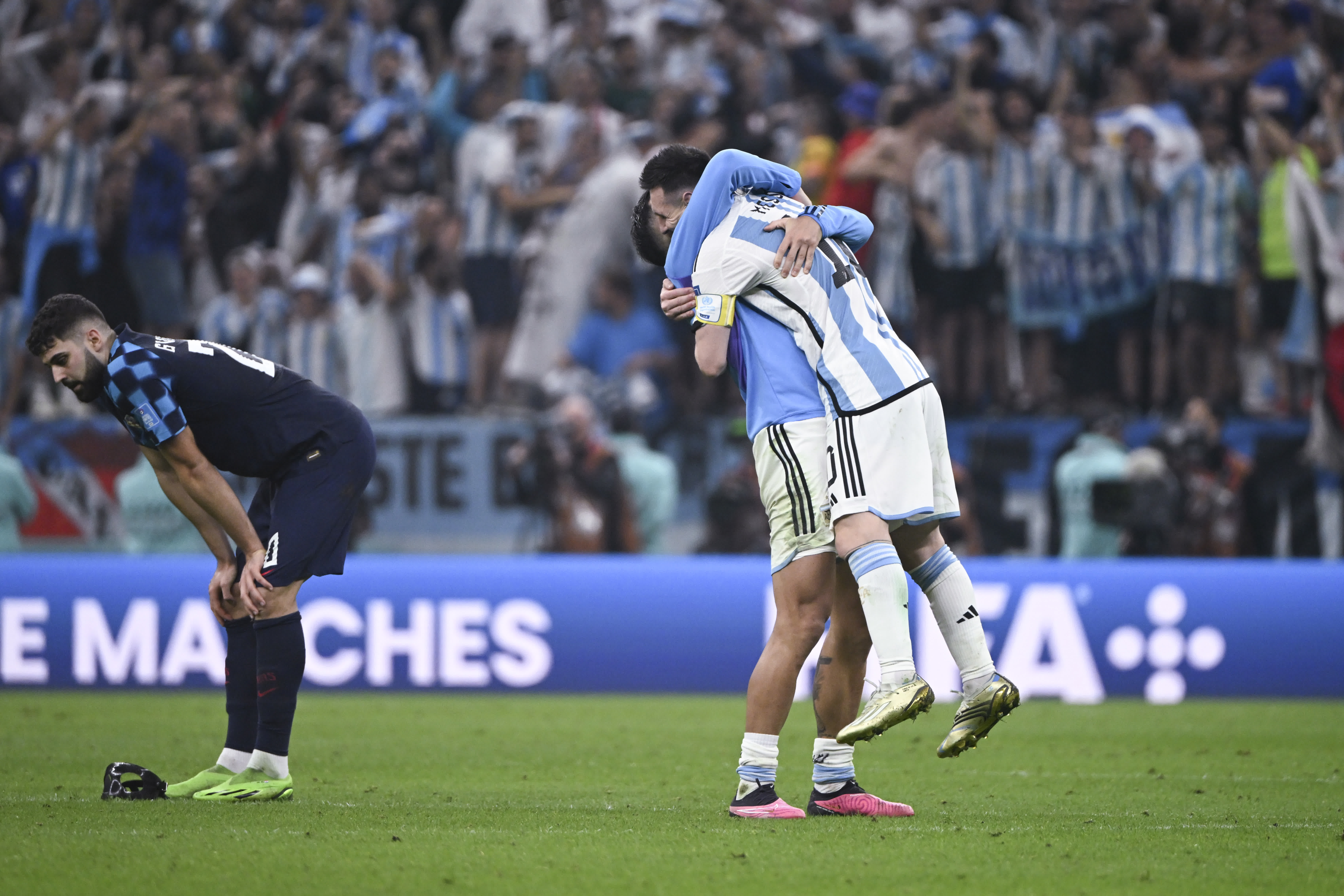 12月13日，阿根廷隊球員梅西（右一）與隊友帕雷德斯（右二）在比賽後慶祝勝利。（新華社）
