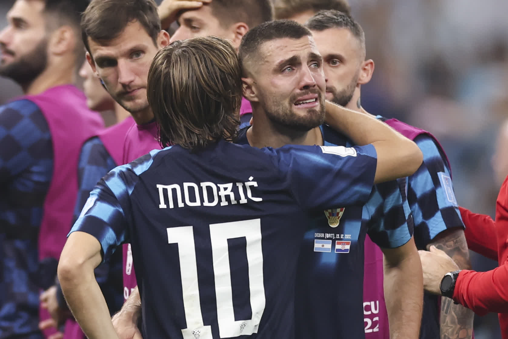 12月13日，克羅地亞隊球員科瓦契奇（前右）在比賽後與隊友莫德里奇相互致意。（新華社）