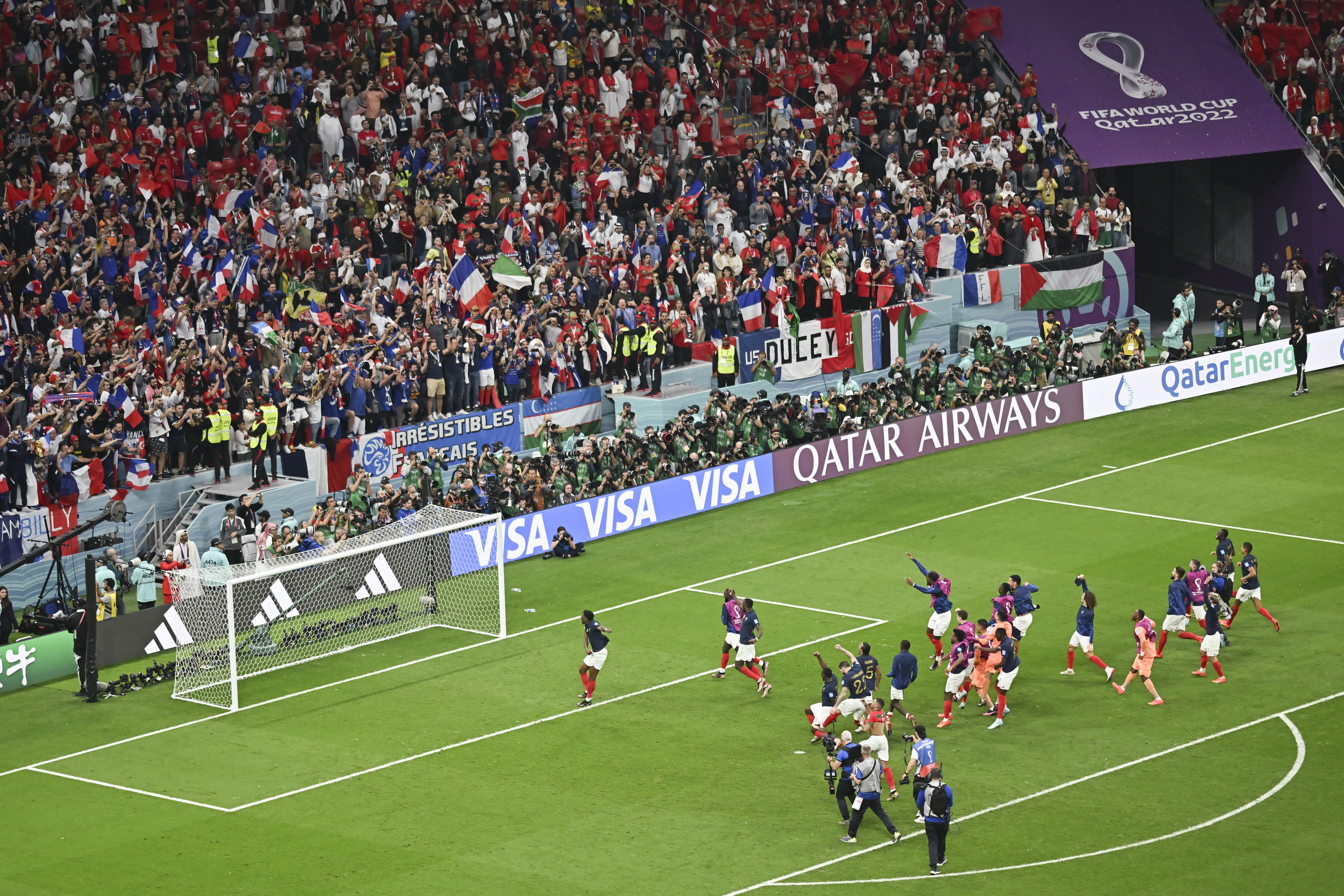 法國隊球員在比賽後與球迷共同慶祝勝利。（新華社）