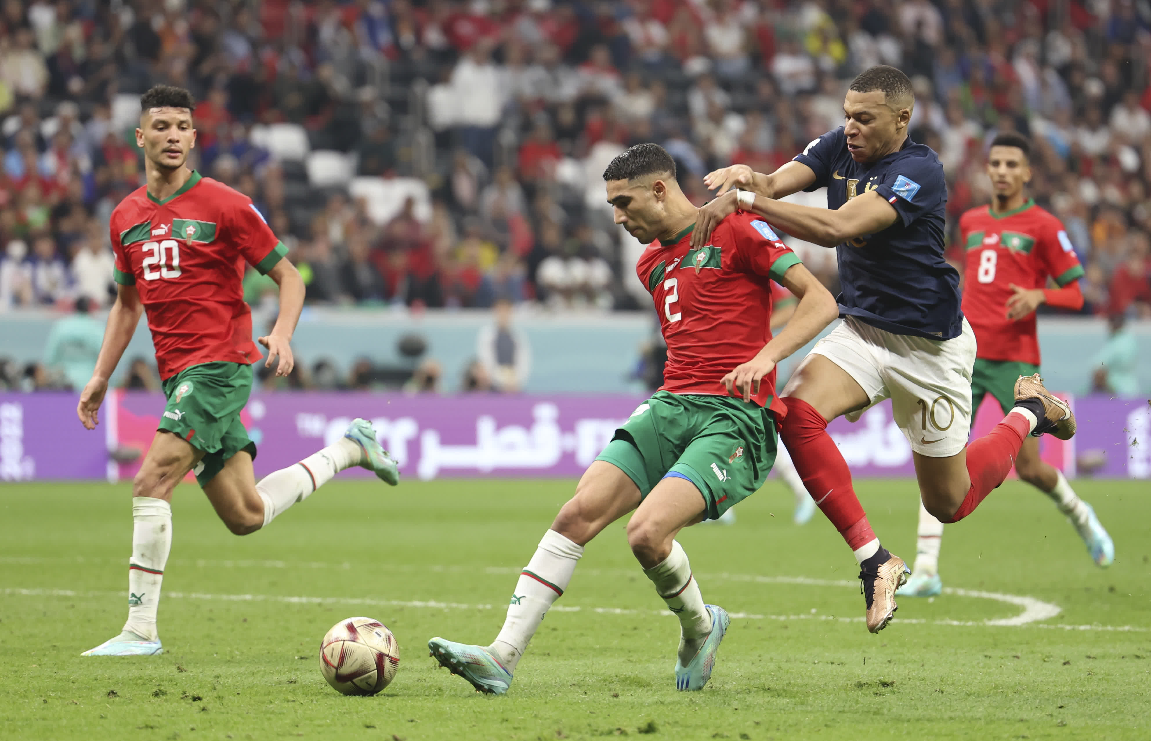 摩洛哥隊球員阿什拉夫（左二）與法國隊球員姆巴佩（右二）在比賽中拼搶。（新華社）