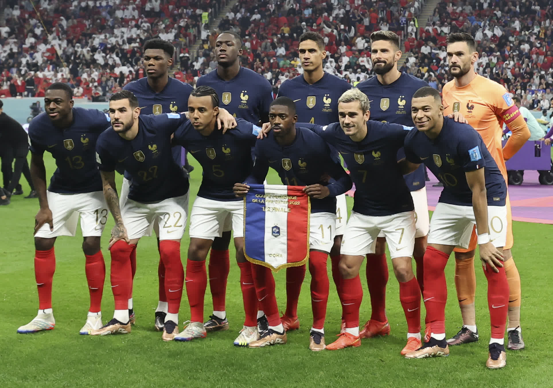 法國隊首發球員在比賽前合影。（新華社）