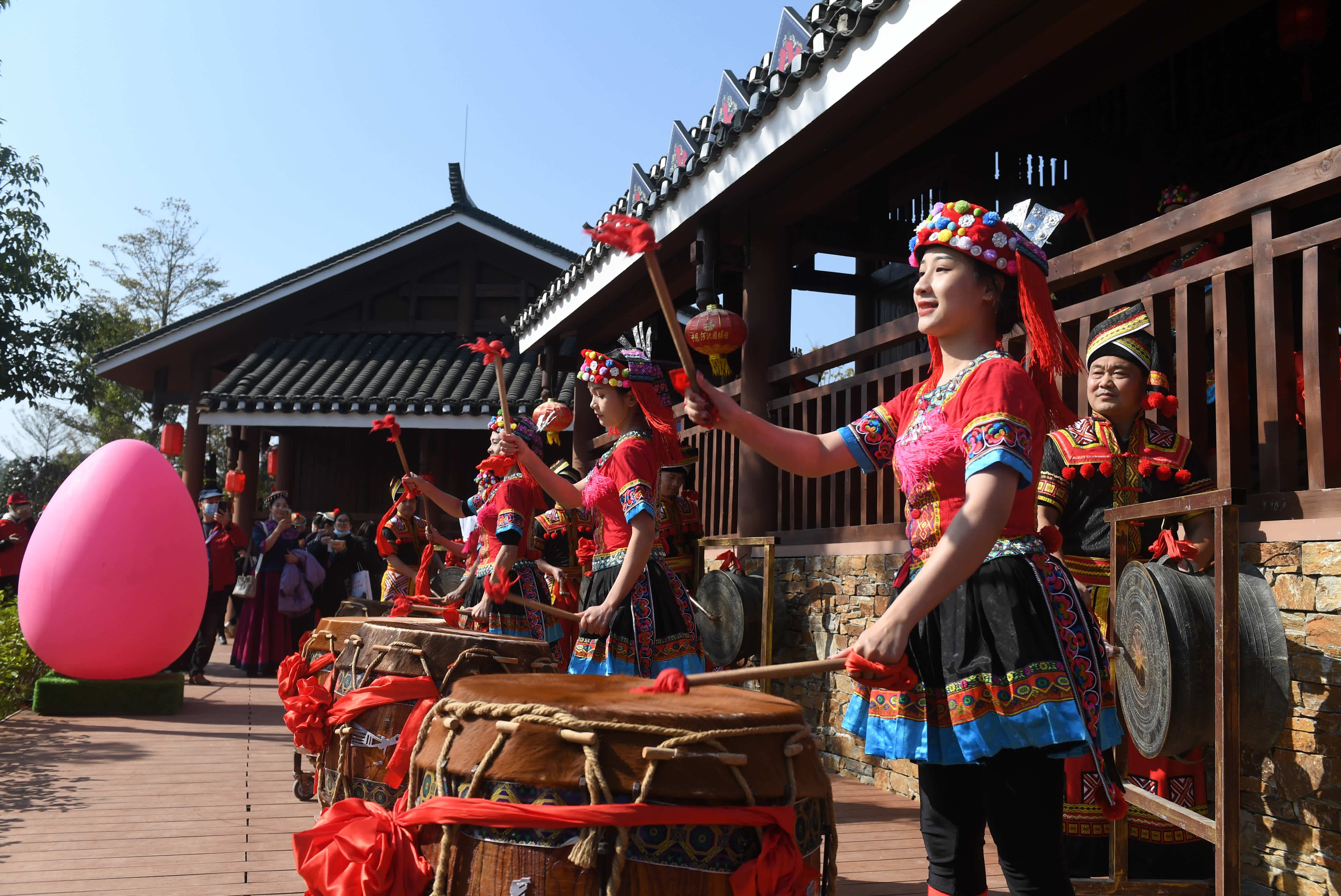 12月15日，人們在廣西河池園博園敲鼓迎賓客。（新華社）