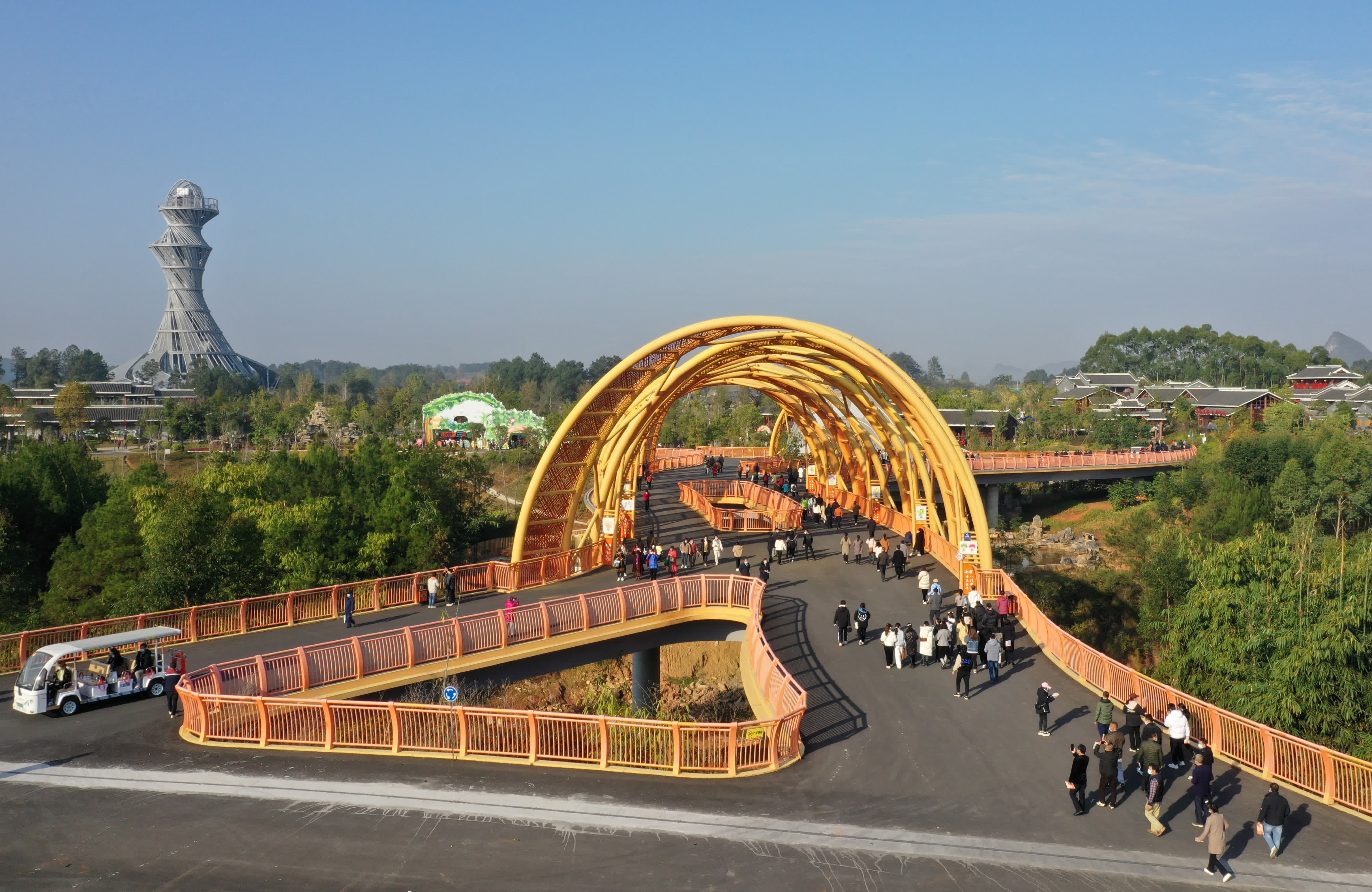 12月15日，遊客在廣西河池園博園內參觀（無人機照片）。（新華社）