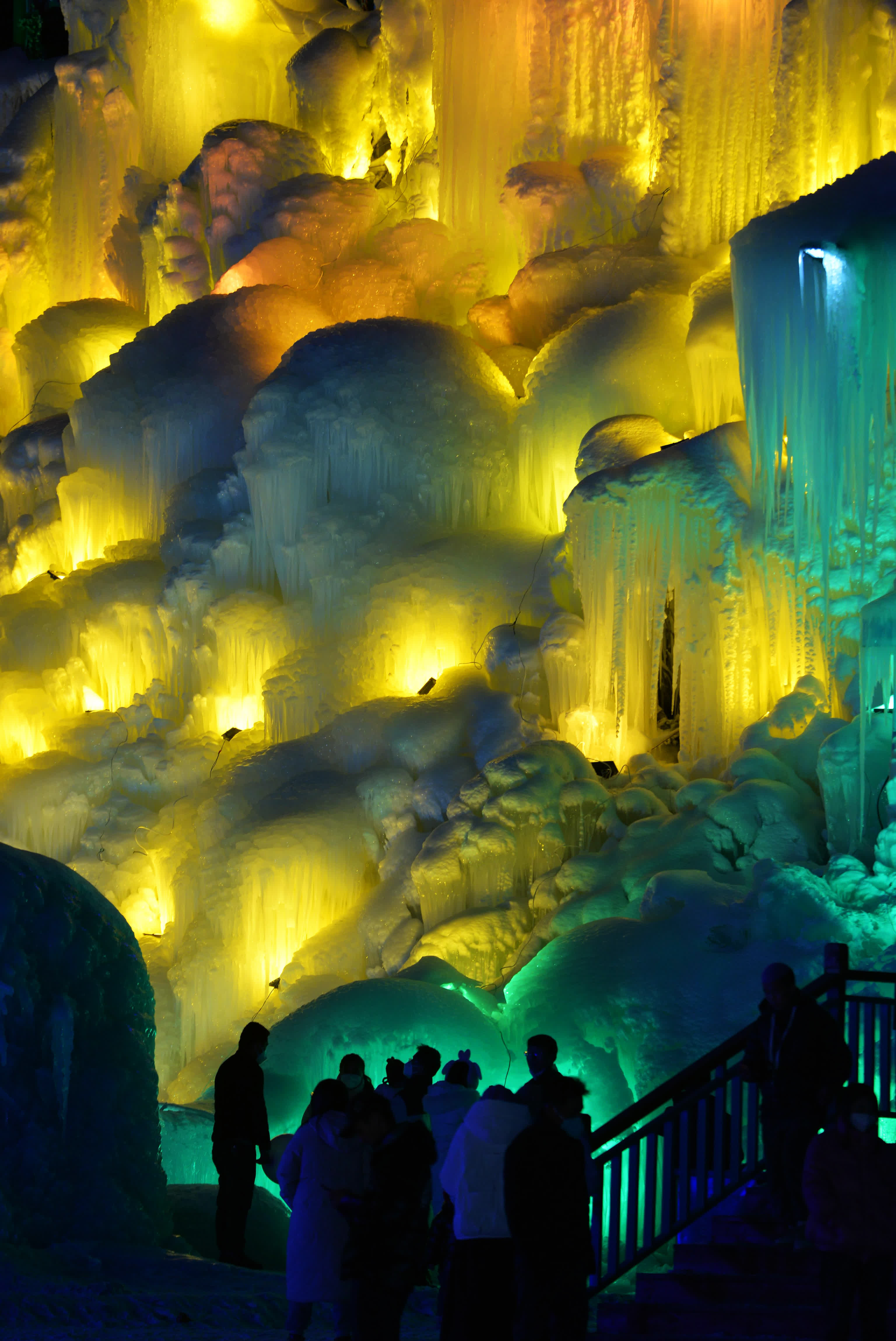 12月25日晚，遊客在甘肅省大墩峽景區遊覽。（新華社）