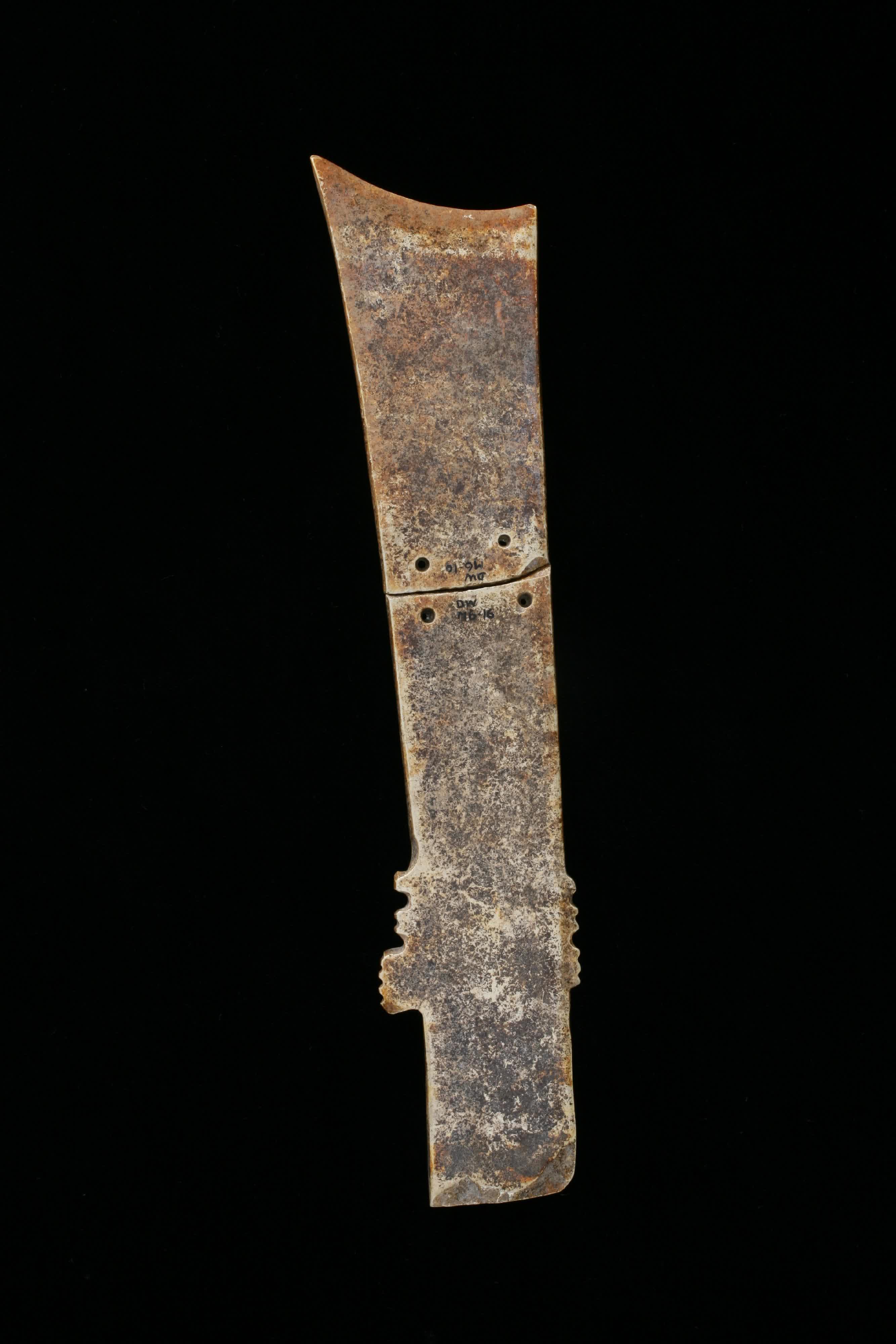 圖示一九九〇年於南丫島大灣出土的石牙璋，是展覽重點展品之一，其裝飾風格與金沙遺址出土的玉璋相似，顯示中原地區的禮器曾向成都平原和嶺南珠江三角洲地區流播。（政府新聞處）