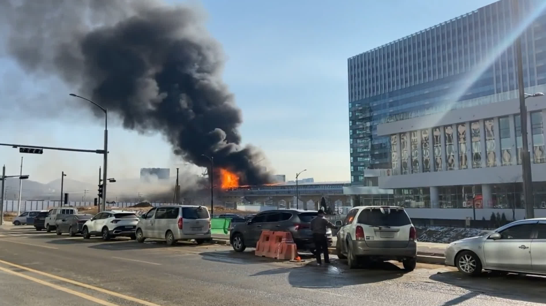 韓國京畿道果川第二京仁高速公路事故現場升起大量濃煙。(新華社/紐西斯通訊社) 韓國京畿道果川第二京仁高速公路事故現場升起大量濃煙。(新華社/紐西斯通訊社)