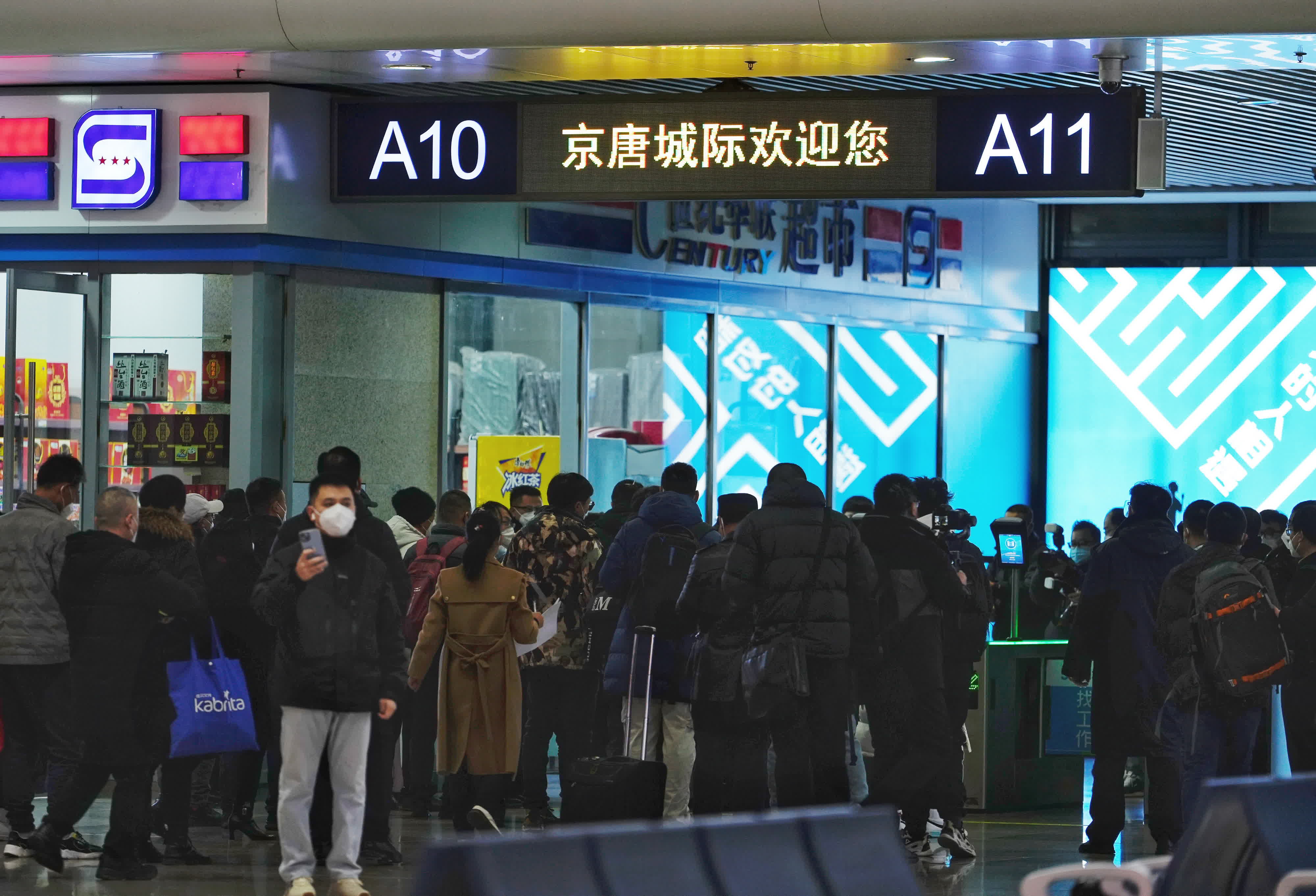 乘坐唐山開往北京的首趟G8802次列車的旅客正在檢票進站。（新華社）