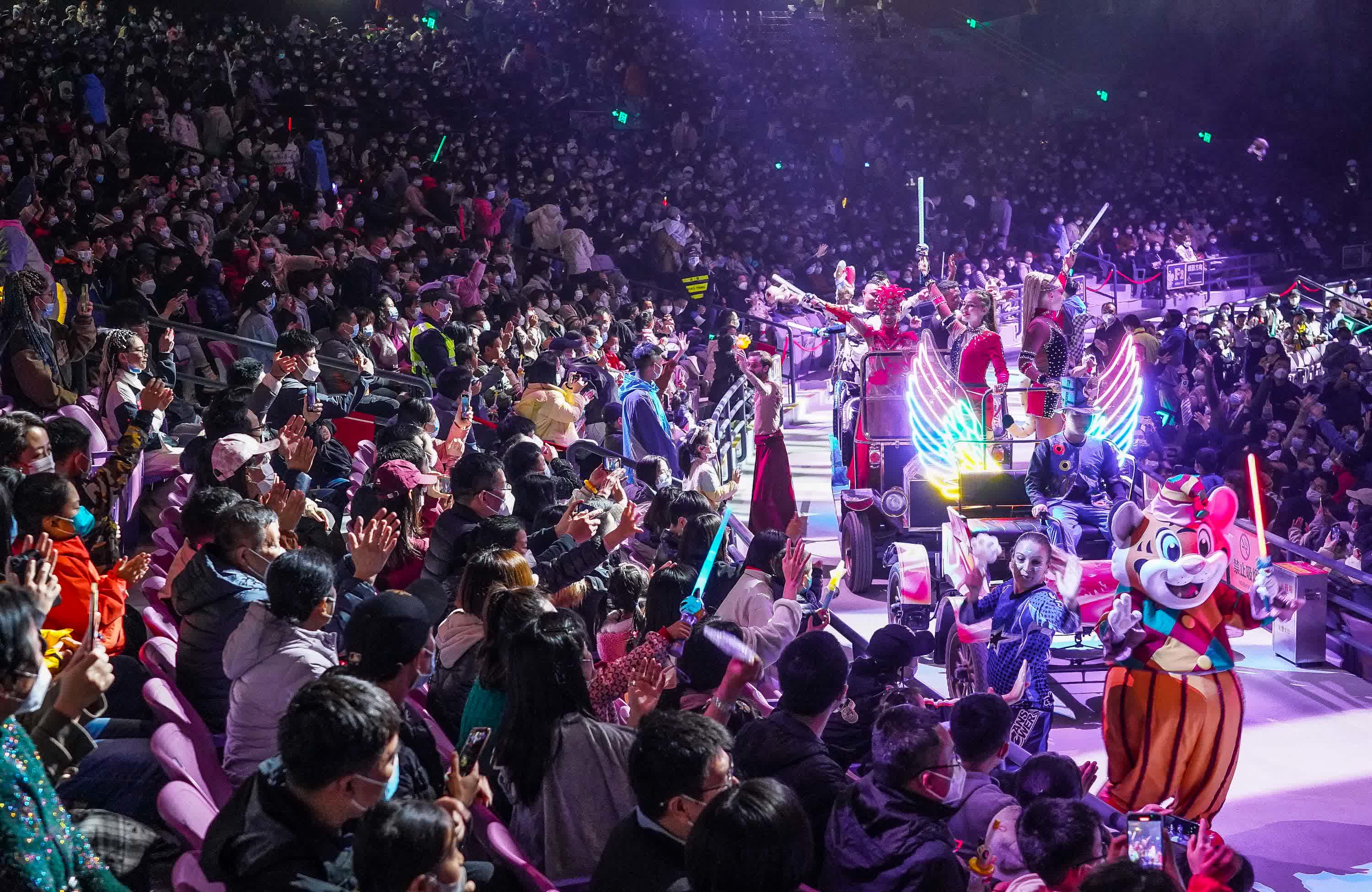2022年12月31日，遊客在廣州長隆旅遊度假區遊園看馬戲迎接新年。（新華社）