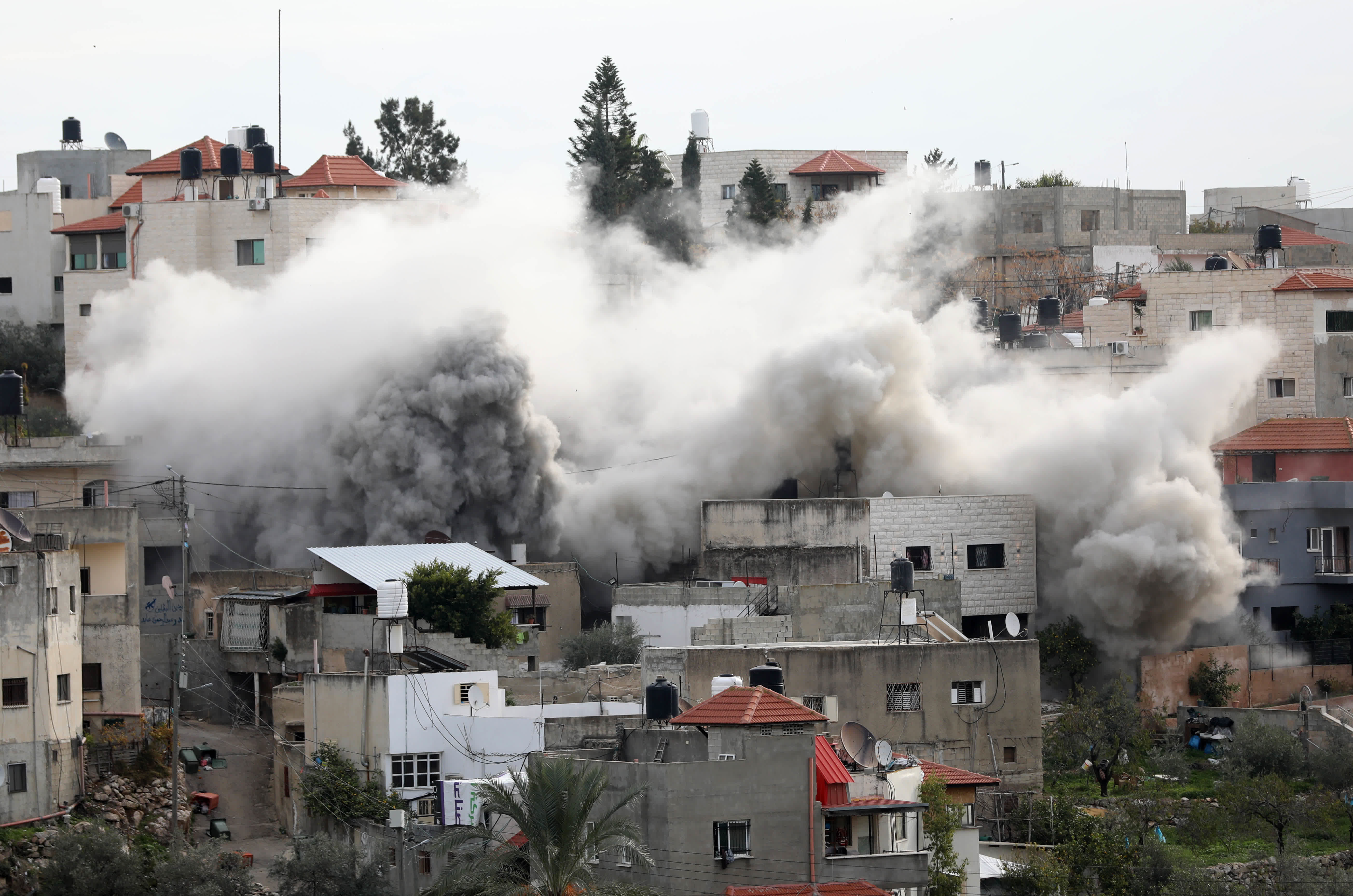 1月2日，在約旦河西岸北部城市傑寧，以色列軍隊對房屋實施爆破。（新華社）
