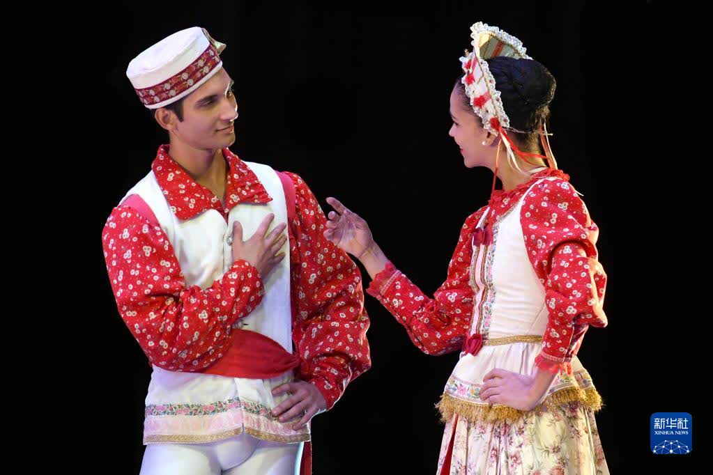 1月1日，古巴國家芭蕾舞團演員在位於哈瓦那的古巴國家劇院演出。（新華社）