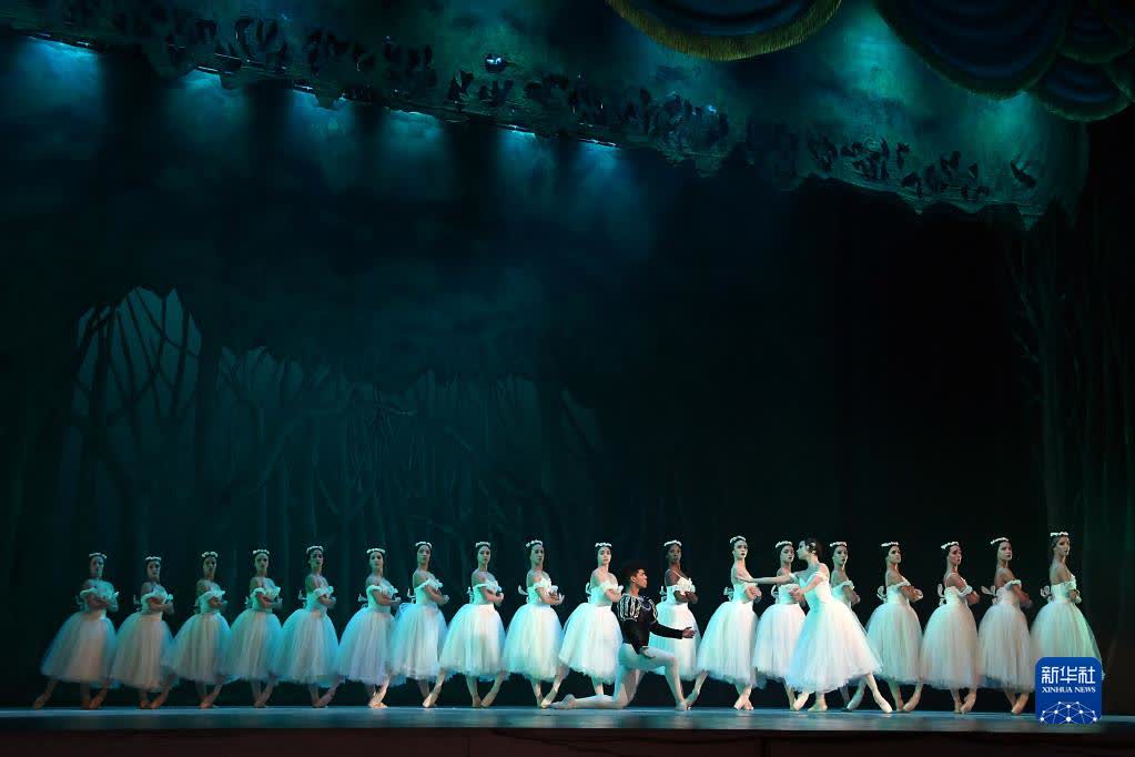 1月1日，古巴國家芭蕾舞團演員在位於哈瓦那的古巴國家劇院演出。（新華社）