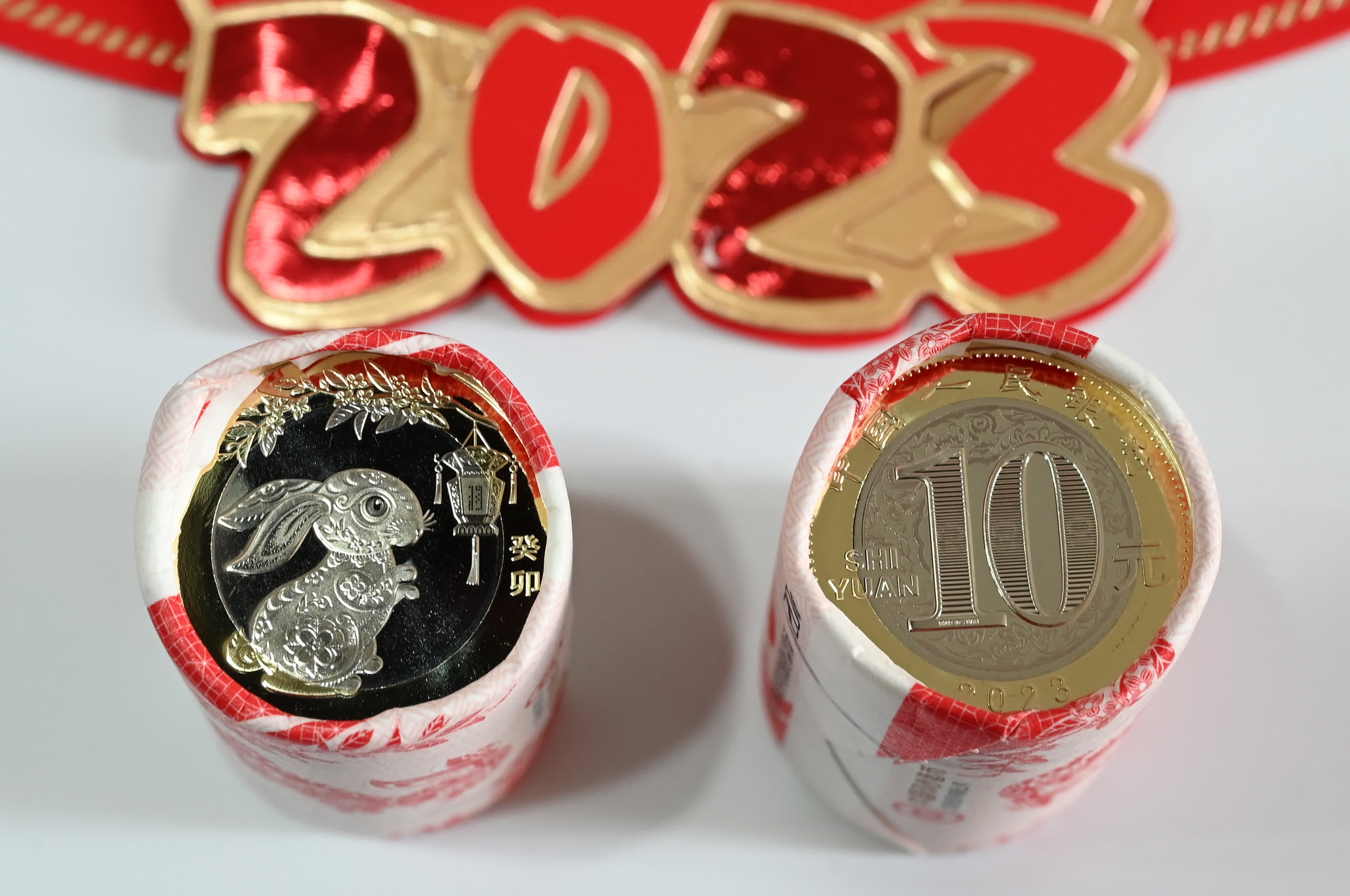 四川內江拍攝的2023年賀歲雙色銅合金紀念幣。（新華社）