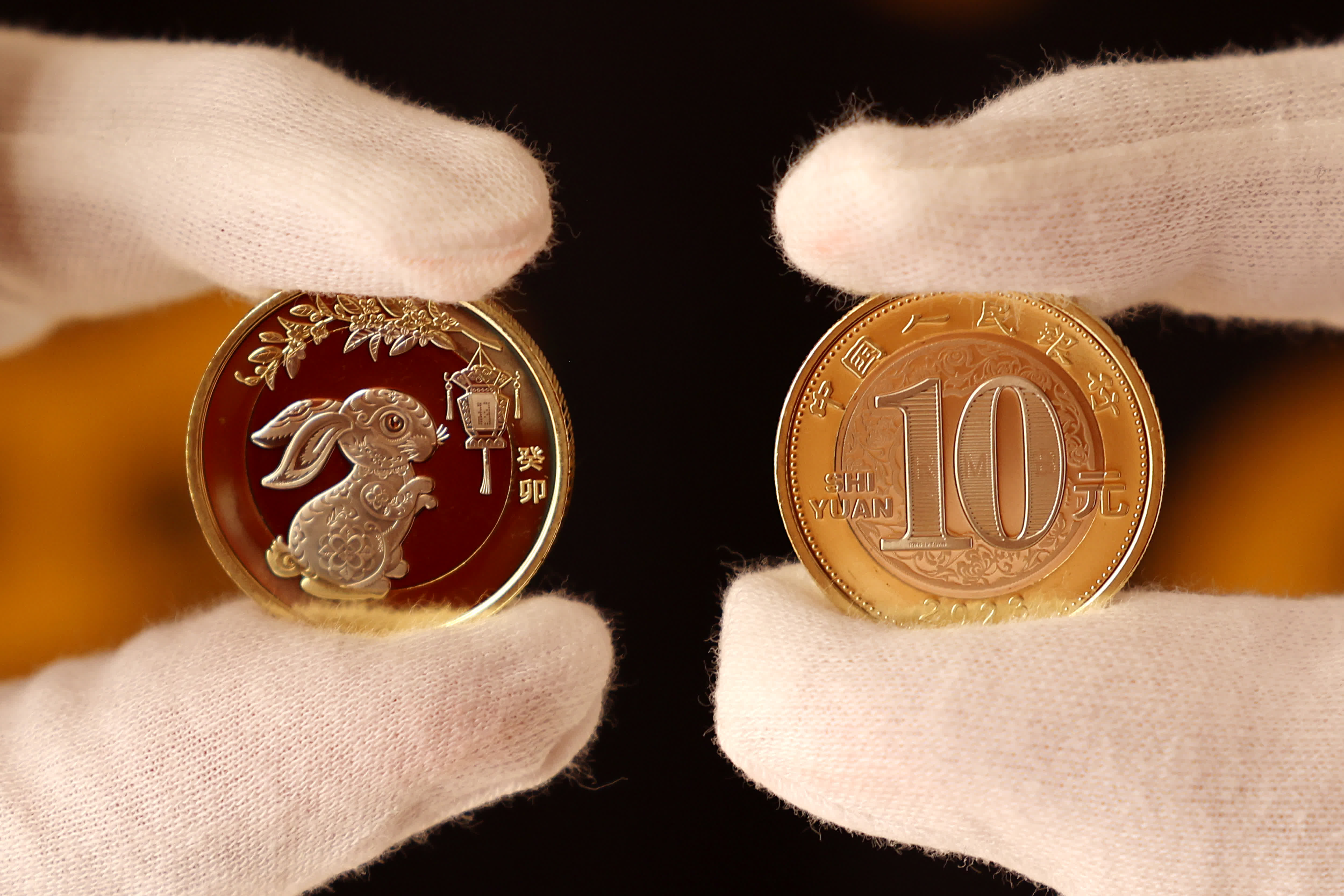 山東省棗莊市居民展示兌換的2023年賀歲雙色銅合金紀念幣。（新華社）