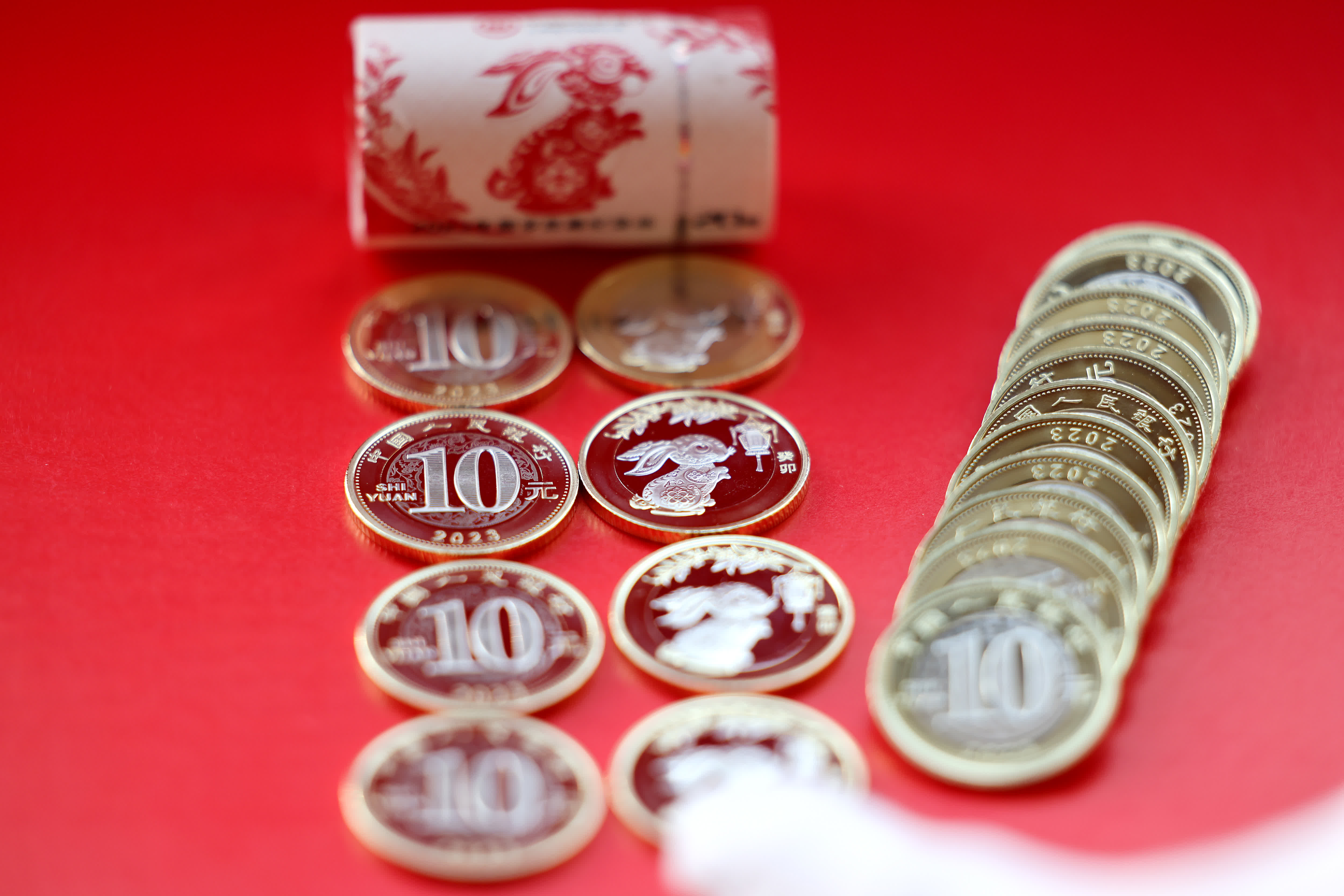 山東省棗莊市居民展示兌換的2023年賀歲雙色銅合金紀念幣。（新華社）