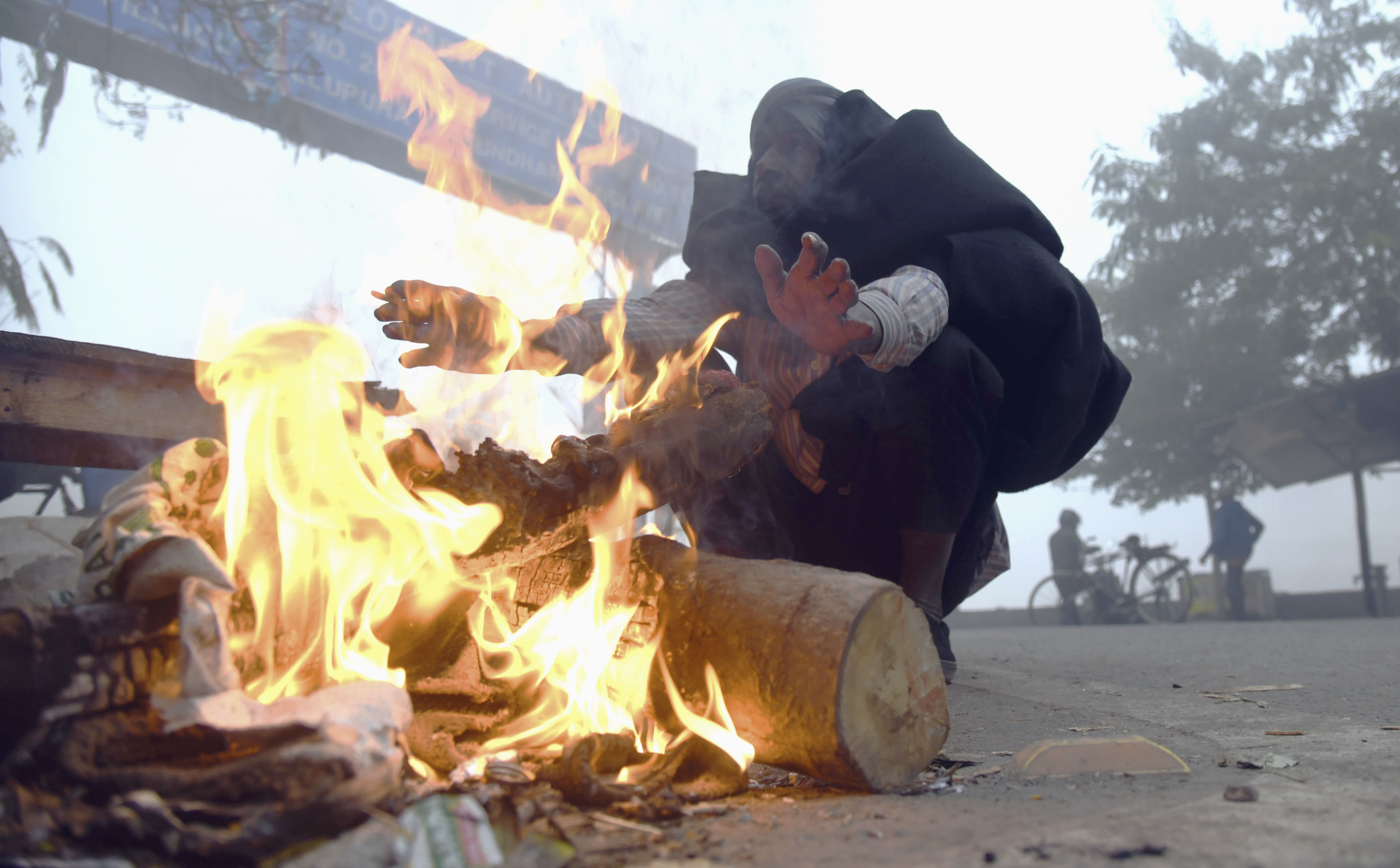 1月9日，一名男子在印度新德里街頭燒柴取暖。（新華社）