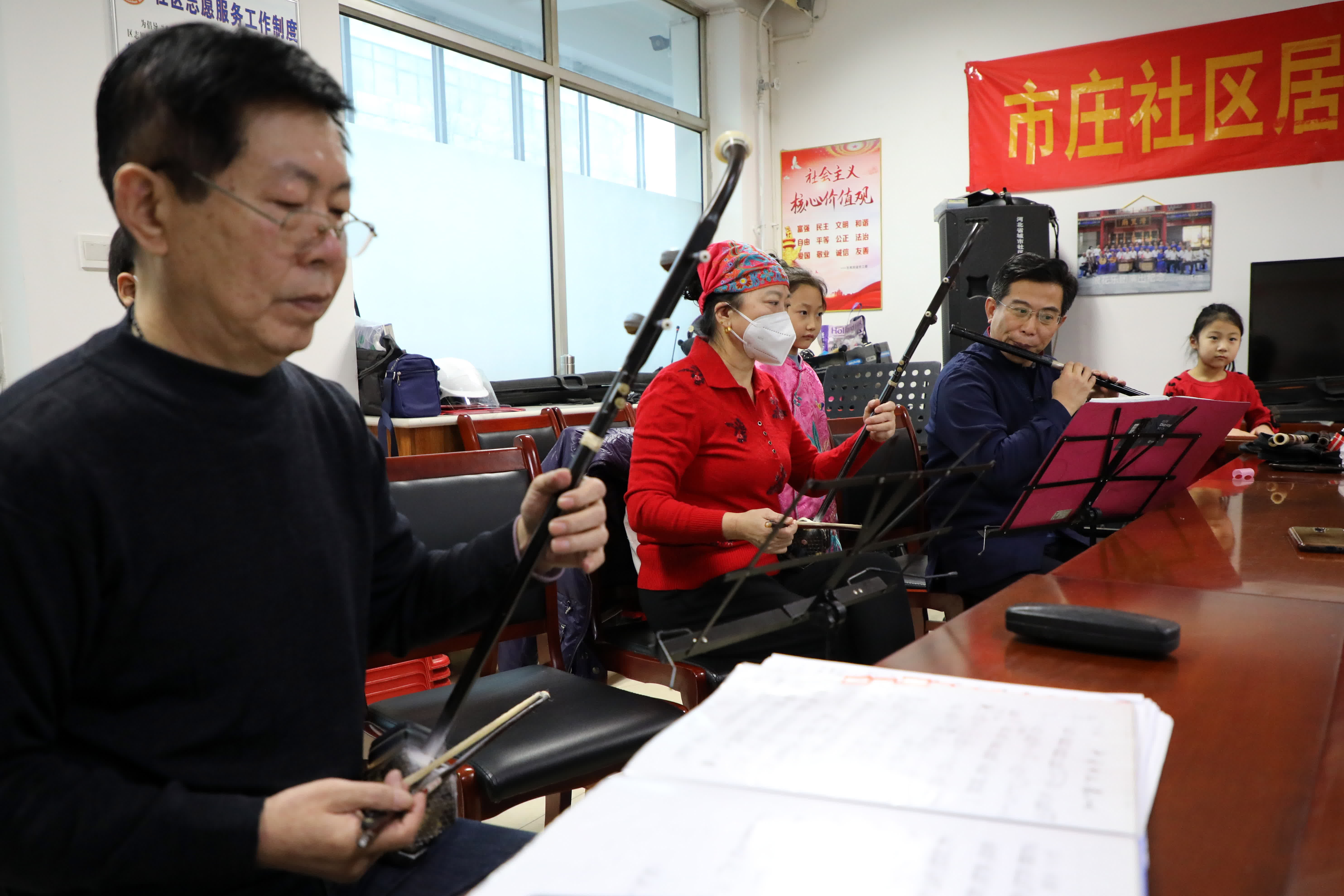 1月9日，在石家莊市市莊社區居委會群眾活動中心，音樂家張勇（右二）在指導文藝愛好者練習民樂演奏。（新華社）