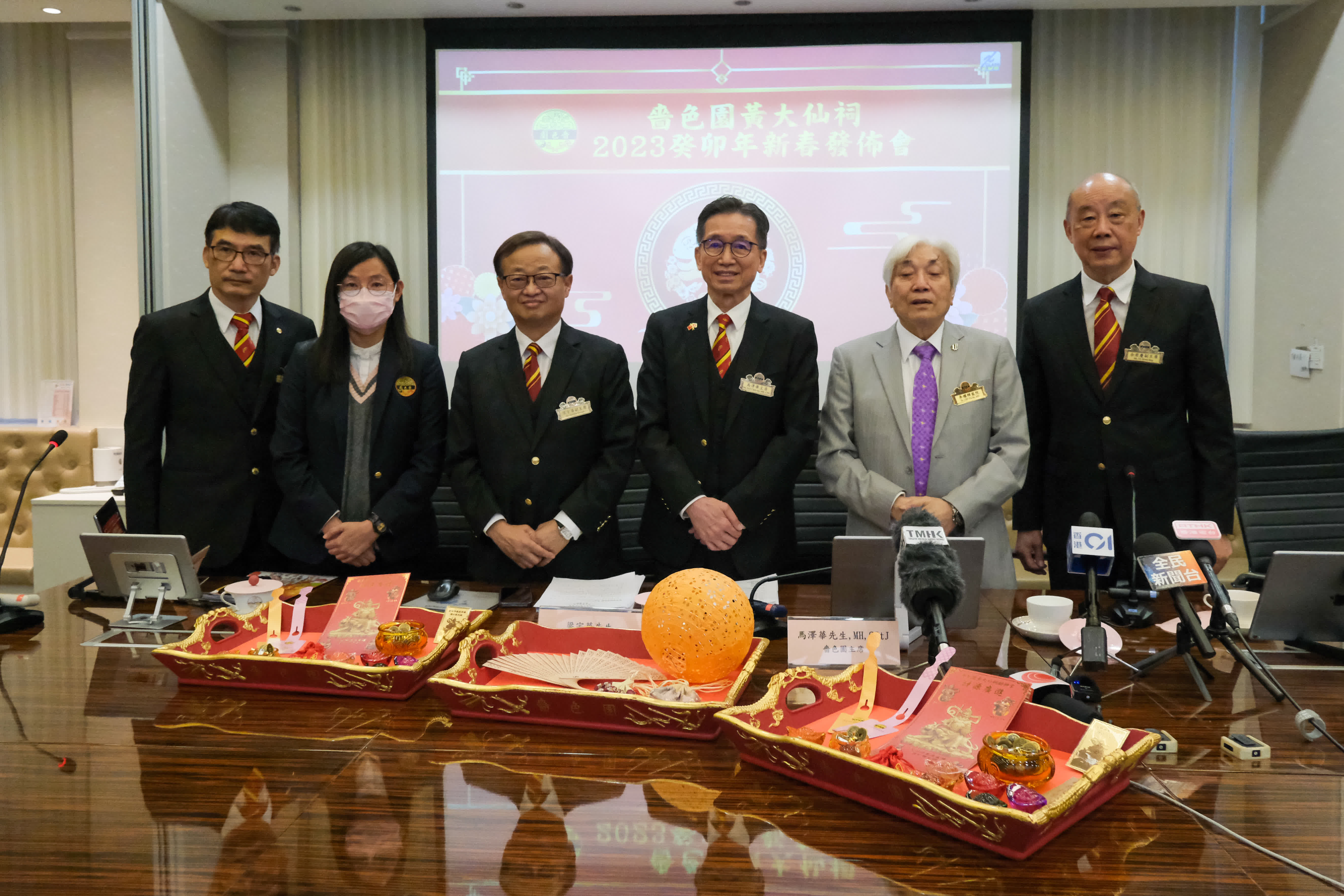 香港嗇色園代表出席記者會介紹黃大仙祠新春期間的活動。（中新社）
