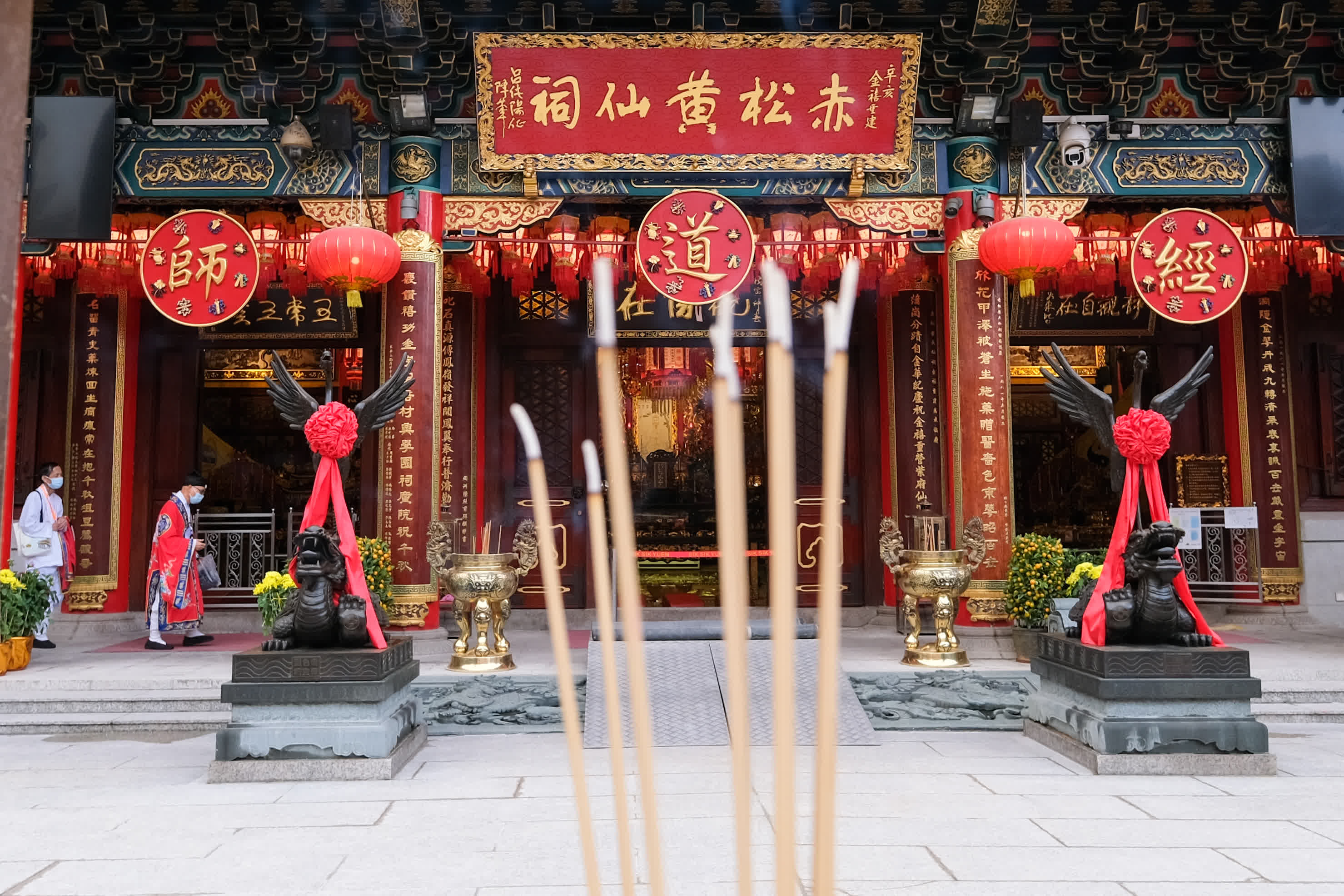 有善信在黃大仙祠上香。（中新社）