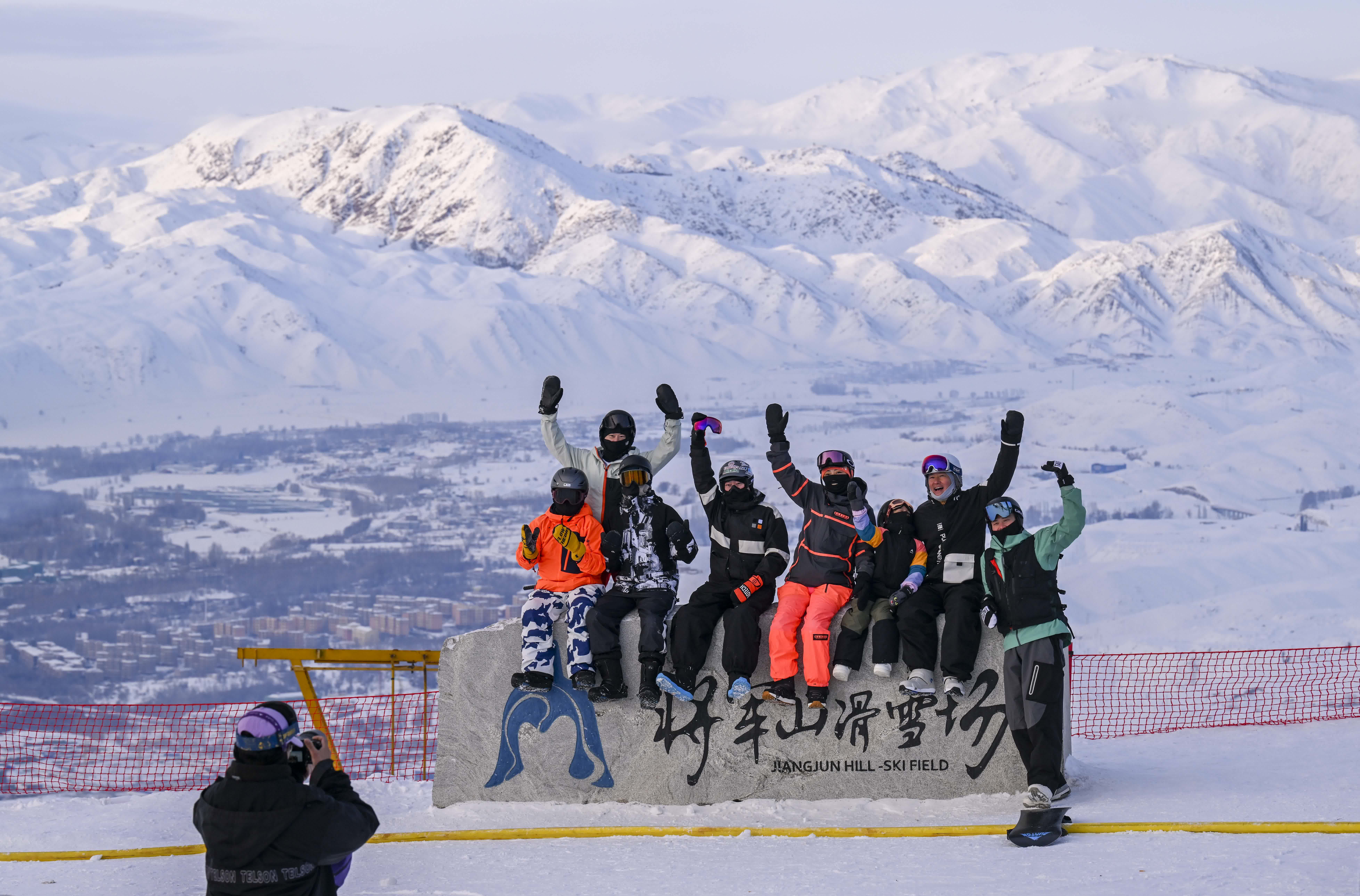 遊客在新疆阿勒泰市將軍山滑雪場合影留念（2022年12月30日攝）。（新華社）