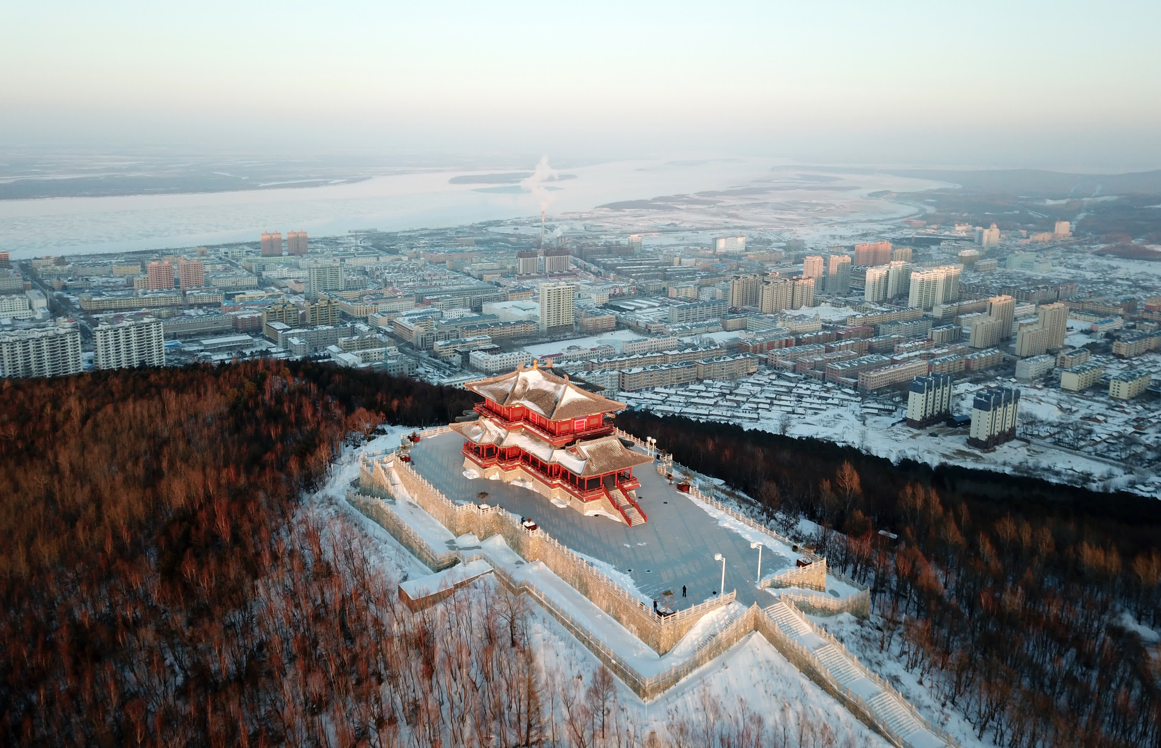 1月9日拍攝的撫遠市城區景色和東極閣（無人機照片）。（新華社）