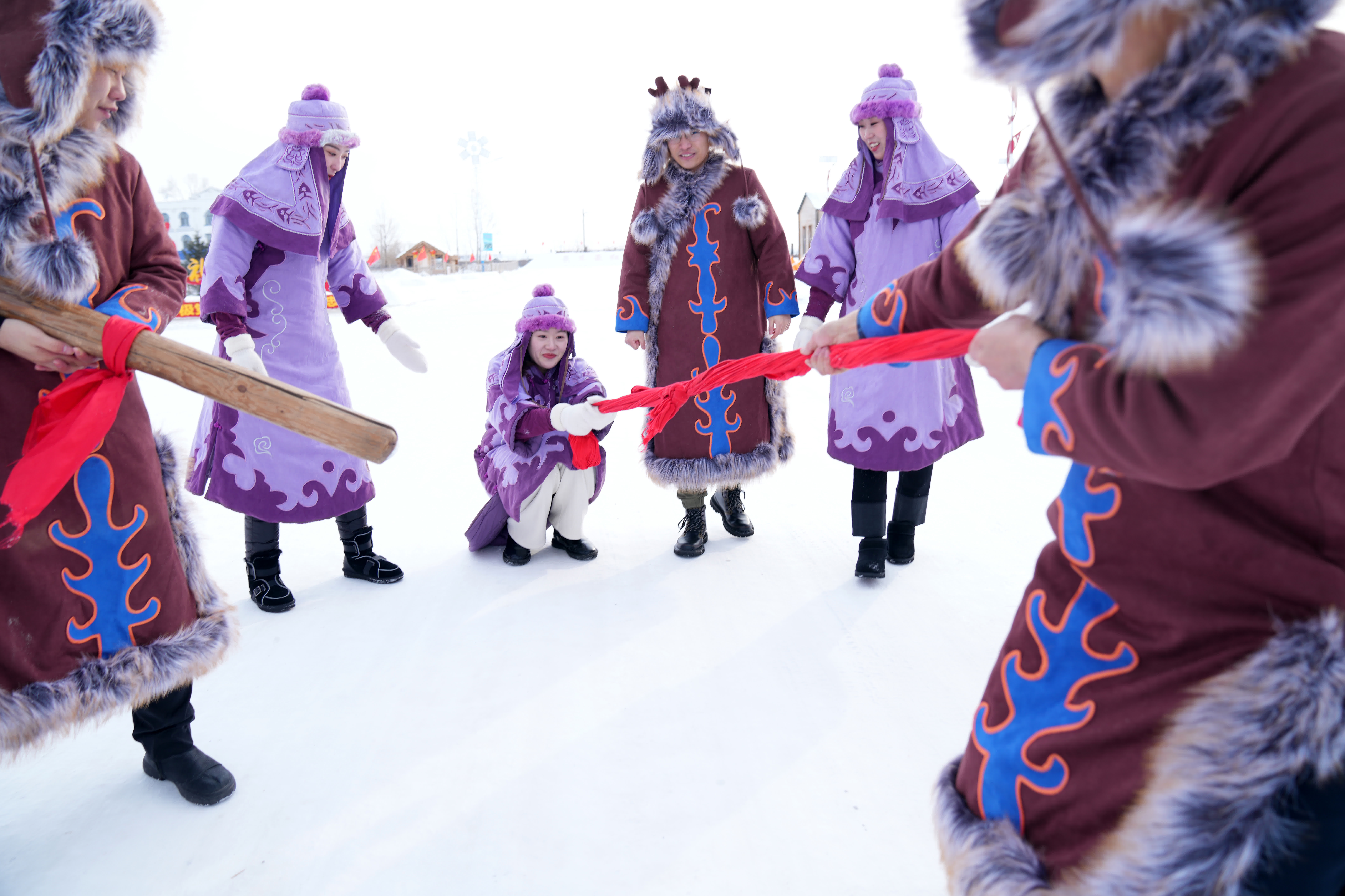 1月11日，在撫遠市烏蘇鎮抓吉赫哲族村，赫哲族青年在雪地上娛樂。（新華社）