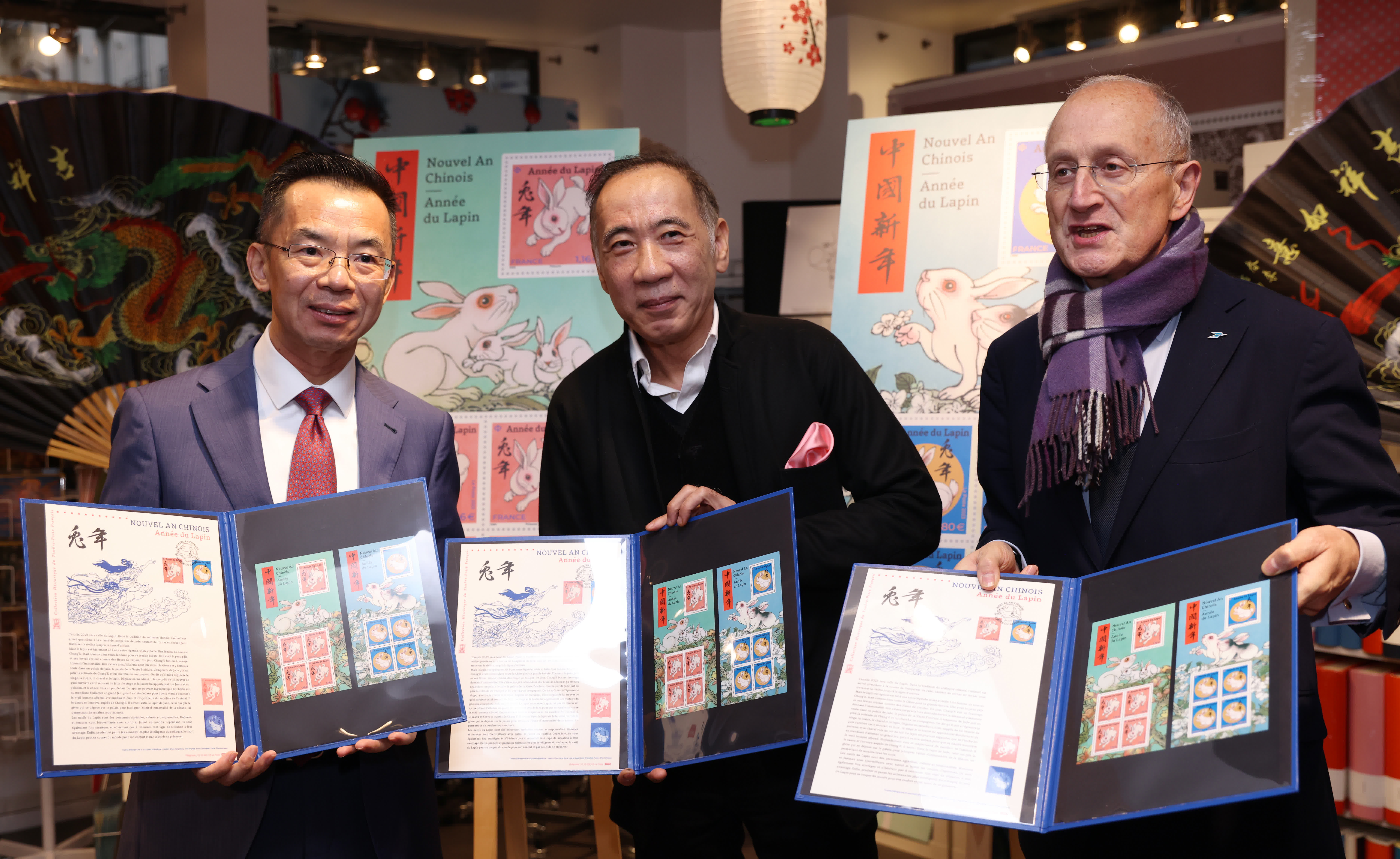 1月14日，中國駐法國大使盧沙野（左）、法國郵政公司首席執行官菲利普·瓦爾（右）和法國華人藝術家陳江洪（中）出席在法國巴黎舉行的兔年生肖郵票發行儀式。（新華社）