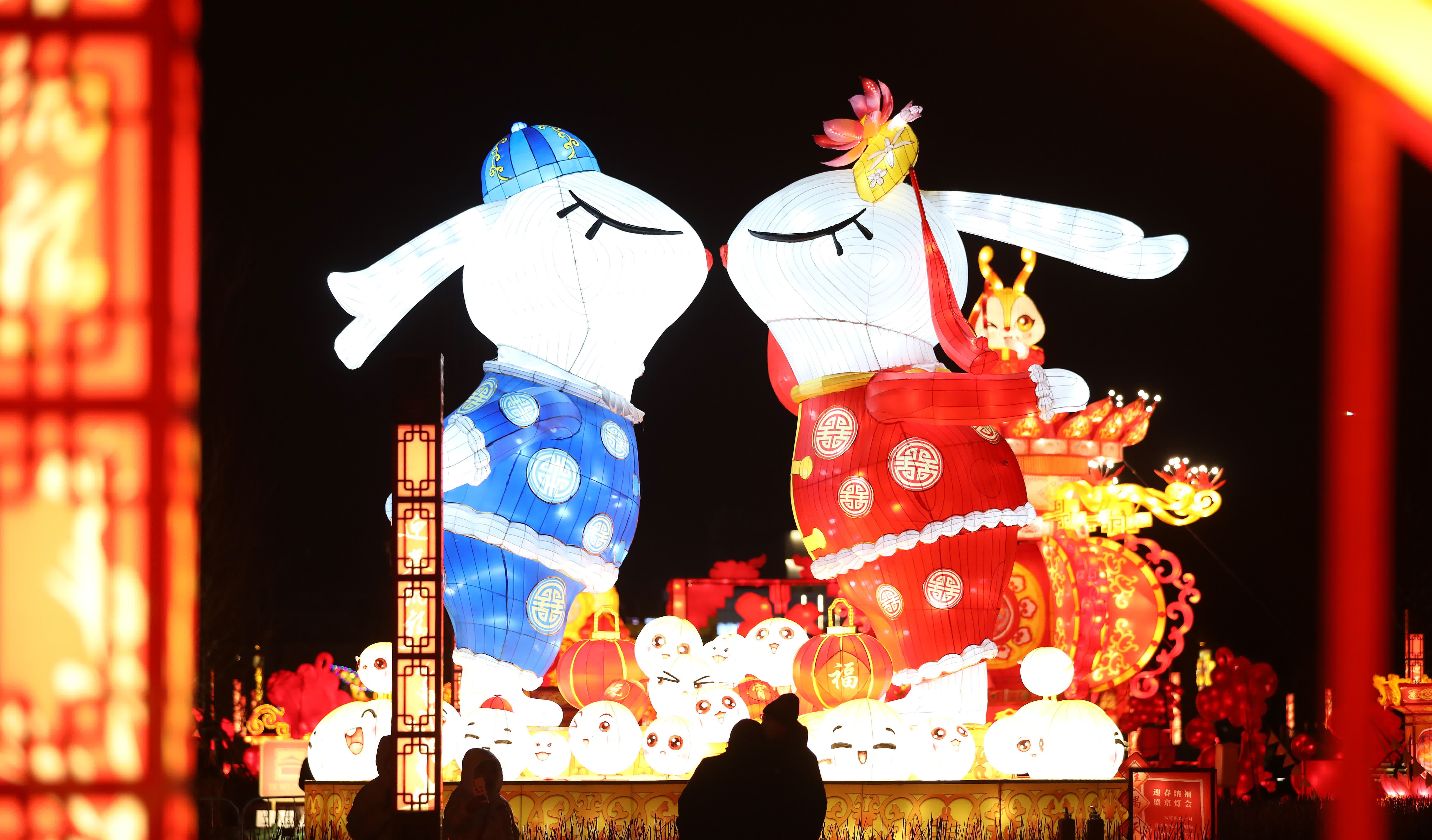這是1月15日在瀋陽故宮門前廣場拍攝的兔年花燈。（新華社）