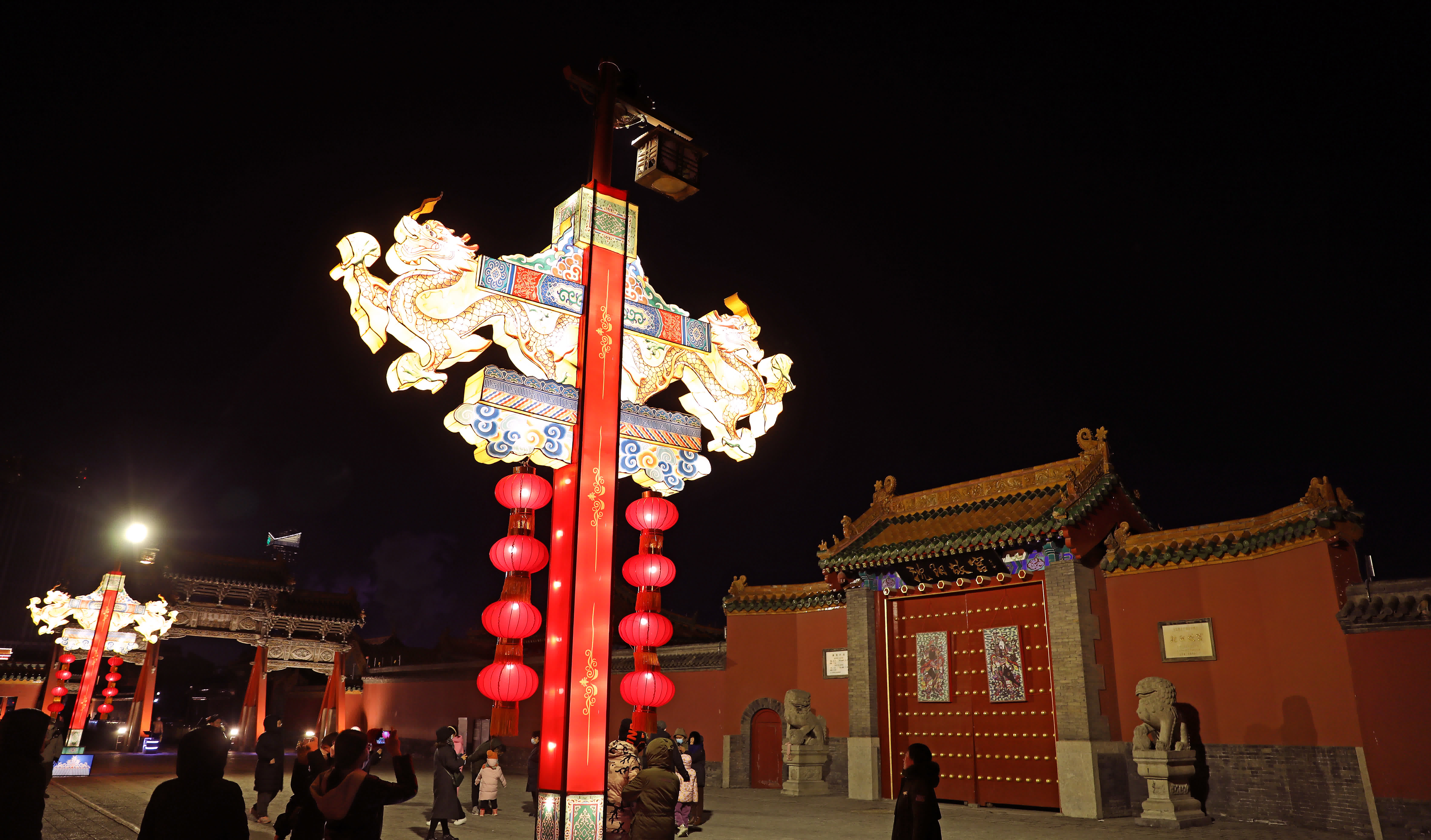 1月15日，遊客在瀋陽故宮門前賞燈留影。（新華社）